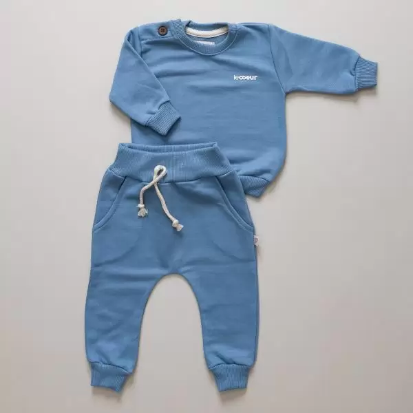 Conjunto Bebê Moletom Azul Denim moletom e calça infantil, conjunto moletom bordado infantil, conjunto infantil estiloso, moletom gola careca infantil, moda bebe, roupa para bebe, roupa de criança, loja online infantil, loja de roupa de bebe online, frete grátis, roupinhas bebe estilosas, outono inverno, conjuntinho bebe, peças infantis, conjunto 100% algodão, roupa bebe confortável, loja de bebe, roupa infantil minimalista, roupa baby, moda baby, algodão premium, roupinha de bebê, vestuário para bebês, roupas para recém-nascidos, roupas de bebê menina/menino, enxoval de bebê, body de bebê, jogos de roupa para bebê, acessórios para bebê, moda bebê, roupinhas fofas para bebê, roupas para chá de bebê, baby, roupas para bebes, site confiável, peças infantis, moda infantil, roupa de criança, moda bebe fashion, le coeur, fácil de abotoar, roupinha unissex para bebe