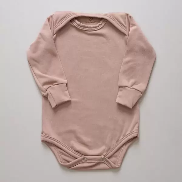 enxoval para bebê, lista de enxoval maternidade, dicas de maternidade, mamãe de primeira viagem, recém-nascido, puerpério, amamentação, dúvidas sobre maternidade, gravidez, parto, cesárea, parto natural, dicas para o sono do bebê, primeiros passos do bebê, macacão infantil, macacão bebê, malha 100% algodão, verão, primavera verão, baby, site confiável, peças infantis, moda infantil, roupa de criança, conjunto body manga curta infantil, unissex, Le Coeur, minimalista, roupas de bebê, roupas infantis, moda bebê, roupas para recém-nascido, loja de bebê online, conjuntos de bebê, roupa de bebê a preço acessível, roupas de bebê em promoção, roupas de bebê para o verão, conjuntos de roupas de bebê, roupas de bebê meia estação, roupa que cresce junto com o bebê, calça para bebê, macacão para bebê, camiseta bebê, roupas de bebê fáceis de trocar, body bebê, calça bebê, macacão com pezinho, saída de maternidade, roupa de bebê para sair da maternidade, roupa para neném, peças para neném maternidade, sapatinho de bebê, mantinha de bebê, roupa de bebê menino, roupa de bebê menina, touca para bebê, gorro para bebê, peças para aquecer o bebê, inverno, roupas de inverno para bebê, kit maternidade, enxoval bebê completo, kit body e calça bebê, kit saída de maternidade, kit roupas de recém-nascido, calça bebê suedine algodão, roupa de bebê confortável, enxoval bebê, roupas infantis, roupas para bebês preço, calça bebê, roupas personalizadas, roupas de maternidade, roupas de bebê confortáveis, calça de bebê unissex, ideias para mesversário, dicas de amamentação, quarto de bebê, decoração para quarto de bebê, malha leve e respirável, feito em algodão, confortável, maciez, moderna e estilosa, peças meia estação, enxoval completo para bebê, o que levar na mala da maternidade, lista enxoval maternidade atualizada, enxoval prático para recém-nascido, itens essenciais do enxoval, enxoval para mamãe e bebê, bolsa maternidade organizada, maternidade real, maternidade leve, maternidade na prática, dicas para mamães de primeira viagem, cuidados com o bebê recém-nascido, o que comprar antes do nascimento, roupinhas para maternidade, enxoval minimalista, enxoval sustentável para bebê, roupas fresquinhas para bebê, moda bebê verão, roupa leve para dias quentes, conjuntinho de verão bebê, roupas de bebê respiráveis, tecidos leves para o calor, roupas de bebê para meia-estação, looks de verão para bebê, conforto térmico para o bebê, roupa de bebê para clima quente, kit verão bebê, looks básicos de verão, roupas de bebê para passear, roupas de bebê para o dia a dia, roupas de bebê 100% algodão, algodão macio para bebê, roupas de bebê hipoalergênicas, tecidos naturais para bebê, roupas sem poliéster, malha respirável para bebê, roupas seguras para a pele do bebê, conforto e maciez para o bebê, roupas que não irritam a pele, roupas duráveis e confortáveis, roupas que acompanham o crescimento, qualidade premium infantil, roupas com toque suave, body de algodão para bebê, body manga curta bebê verão, calça bebê algodão, macacão leve para recém-nascido, conjunto bebê minimalista, roupas básicas para bebê, roupas neutras unissex, roupinhas para bebê menino e menina, kit body e calça bebê, kit roupas para recém-nascido, saída maternidade algodão, roupas práticas para trocar, roupas para o enxoval do bebê, roupas para dormir o bebê, pijaminha bebê, roupa para o bebê dormir confortável, amor em cada detalhe, feito com carinho para o bebê, cada fase com conforto, roupas para momentos especiais, estilo minimalista infantil, conforto que abraça, roupas que acompanham o crescimento, moda infantil afetiva, roupas pensadas para o dia a dia da mamãe.