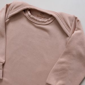 enxoval para bebê, lista de enxoval maternidade, dicas de maternidade, mamãe de primeira viagem, recém-nascido, puerpério, amamentação, dúvidas sobre maternidade, gravidez, parto, cesárea, parto natural, dicas para o sono do bebê, primeiros passos do bebê, macacão infantil, macacão bebê, malha 100% algodão, verão, primavera verão, baby, site confiável, peças infantis, moda infantil, roupa de criança, conjunto body manga curta infantil, unissex, Le Coeur, minimalista, roupas de bebê, roupas infantis, moda bebê, roupas para recém-nascido, loja de bebê online, conjuntos de bebê, roupa de bebê a preço acessível, roupas de bebê em promoção, roupas de bebê para o verão, conjuntos de roupas de bebê, roupas de bebê meia estação, roupa que cresce junto com o bebê, calça para bebê, macacão para bebê, camiseta bebê, roupas de bebê fáceis de trocar, body bebê, calça bebê, macacão com pezinho, saída de maternidade, roupa de bebê para sair da maternidade, roupa para neném, peças para neném maternidade, sapatinho de bebê, mantinha de bebê, roupa de bebê menino, roupa de bebê menina, touca para bebê, gorro para bebê, peças para aquecer o bebê, inverno, roupas de inverno para bebê, kit maternidade, enxoval bebê completo, kit body e calça bebê, kit saída de maternidade, kit roupas de recém-nascido, calça bebê suedine algodão, roupa de bebê confortável, enxoval bebê, roupas infantis, roupas para bebês preço, calça bebê, roupas personalizadas, roupas de maternidade, roupas de bebê confortáveis, calça de bebê unissex, ideias para mesversário, dicas de amamentação, quarto de bebê, decoração para quarto de bebê, malha leve e respirável, feito em algodão, confortável, maciez, moderna e estilosa, peças meia estação, enxoval completo para bebê, o que levar na mala da maternidade, lista enxoval maternidade atualizada, enxoval prático para recém-nascido, itens essenciais do enxoval, enxoval para mamãe e bebê, bolsa maternidade organizada, maternidade real, maternidade leve, maternidade na prática, dicas para mamães de primeira viagem, cuidados com o bebê recém-nascido, o que comprar antes do nascimento, roupinhas para maternidade, enxoval minimalista, enxoval sustentável para bebê, roupas fresquinhas para bebê, moda bebê verão, roupa leve para dias quentes, conjuntinho de verão bebê, roupas de bebê respiráveis, tecidos leves para o calor, roupas de bebê para meia-estação, looks de verão para bebê, conforto térmico para o bebê, roupa de bebê para clima quente, kit verão bebê, looks básicos de verão, roupas de bebê para passear, roupas de bebê para o dia a dia, roupas de bebê 100% algodão, algodão macio para bebê, roupas de bebê hipoalergênicas, tecidos naturais para bebê, roupas sem poliéster, malha respirável para bebê, roupas seguras para a pele do bebê, conforto e maciez para o bebê, roupas que não irritam a pele, roupas duráveis e confortáveis, roupas que acompanham o crescimento, qualidade premium infantil, roupas com toque suave, body de algodão para bebê, body manga curta bebê verão, calça bebê algodão, macacão leve para recém-nascido, conjunto bebê minimalista, roupas básicas para bebê, roupas neutras unissex, roupinhas para bebê menino e menina, kit body e calça bebê, kit roupas para recém-nascido, saída maternidade algodão, roupas práticas para trocar, roupas para o enxoval do bebê, roupas para dormir o bebê, pijaminha bebê, roupa para o bebê dormir confortável, amor em cada detalhe, feito com carinho para o bebê, cada fase com conforto, roupas para momentos especiais, estilo minimalista infantil, conforto que abraça, roupas que acompanham o crescimento, moda infantil afetiva, roupas pensadas para o dia a dia da mamãe.