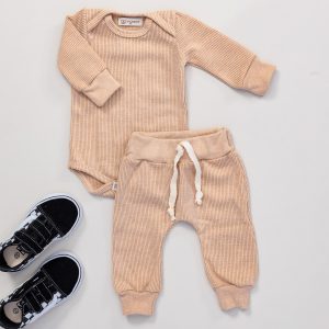 conjunto bebe blusa e calça, conjuntinho de tricô infantil, conjunto infantil estiloso, moda infantil, moda bebe, roupa para bebe, roupa de criança, loja online infantil, loja de roupa de bebe online, frete grátis, unissex, roupinhas bebe estilosas, outono inverno, conjuntinho bebe, peças infantis, conjunto 100% algodão, roupa bebe confortável, loja de bebe confiável, roupa infantil minimalista, roupa baby, moda baby, algodão premium, roupinha de bebê, vestuário para bebês, roupas para recém-nascidos, roupas de bebê menina/menino, enxoval de bebê, body de bebê, jogos de roupa para bebê, acessórios para bebê, moda bebê, roupinhas fofo para bebê, roupas para chá de bebê