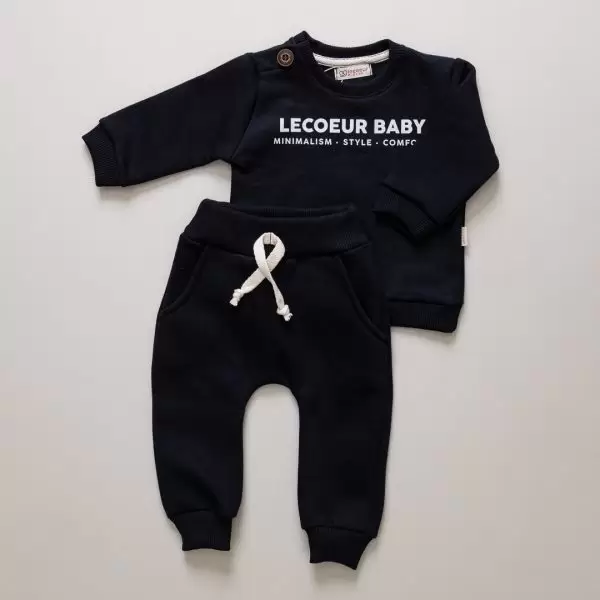 Conjunto Bebê Infantil Moletom e Calça Peluciado Unissex Preto moletom e calça infantil, conjunto moletom peluciado infantil, conjunto infantil estiloso, moletom gola careca infantil, moda bebe, roupa para bebe, roupa de criança, loja online infantil, loja de roupa de bebe online, frete grátis, roupinhas bebe estilosas, outono inverno, conjuntinho bebe, peças infantis, conjunto 100% algodão, roupa bebe confortável, loja de bebe, roupa infantil minimalista, roupa baby, moda baby, algodão premium, roupinha de bebê, vestuário para bebês, roupas para recém-nascidos, roupas de bebê menina/menino, enxoval de bebê, body de bebê, jogos de roupa para bebê, acessórios para bebê, moda bebê, roupinhas fofas para bebê, roupas para chá de bebê, baby, roupas para bebes, site confiável, peças infantis, moda infantil, roupa de criança, moda bebe fashion, le coeur, fácil de abotoar, roupinha unissex para bebe