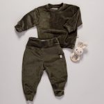 moletom e calça infantil, conjunto moletom peluciado infantil, conjunto plush infantil, conjunto peluciado infantil, conjunto infantil estiloso, moletom gola careca infantil, moda bebe, roupa para bebe, roupa de criança, loja online infantil, loja de roupa de bebe online, frete grátis, roupinhas bebe estilosas, outono inverno, conjuntinho bebe, peças infantis, conjunto 100% algodão, roupa bebe confortável, loja de bebe, roupa infantil minimalista, roupa baby, moda baby, algodão premium, roupinha de bebê, vestuário para bebês, roupas para recém-nascidos, roupas de bebê menina/menino, enxoval de bebê, body de bebê, jogos de roupa para bebê, acessórios para bebê, moda bebê, roupinhas fofas para bebê, roupas para chá de bebê, baby, roupas para bebes, site confiável, peças infantis, moda infantil, roupa de criança, moda bebe fashion, le coeur, fácil de abotoar, roupinha unissex para bebe