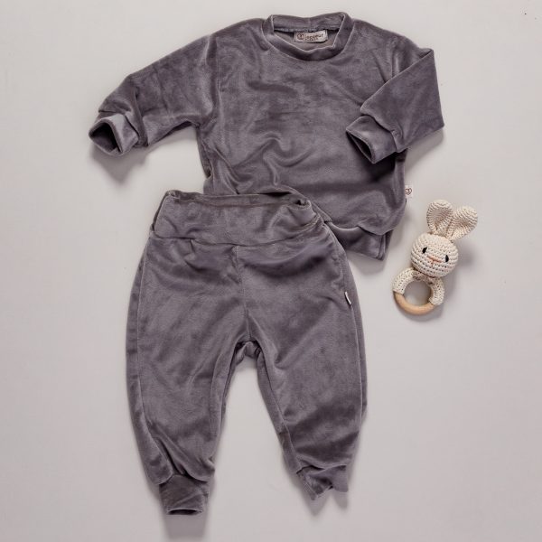 moletom e calça infantil, conjunto moletom peluciado infantil, conjunto plush infantil, conjunto peluciado infantil, conjunto infantil estiloso, moletom gola careca infantil, moda bebe, roupa para bebe, roupa de criança, loja online infantil, loja de roupa de bebe online, frete grátis, roupinhas bebe estilosas, outono inverno, conjuntinho bebe, peças infantis, conjunto 100% algodão, roupa bebe confortável, loja de bebe, roupa infantil minimalista, roupa baby, moda baby, algodão premium, roupinha de bebê, vestuário para bebês, roupas para recém-nascidos, roupas de bebê menina/menino, enxoval de bebê, body de bebê, jogos de roupa para bebê, acessórios para bebê, moda bebê, roupinhas fofas para bebê, roupas para chá de bebê, baby, roupas para bebes, site confiável, peças infantis, moda infantil, roupa de criança, moda bebe fashion, le coeur, fácil de abotoar, roupinha unissex para bebe