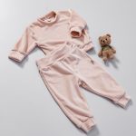 moletom e calça infantil, conjunto moletom peluciado infantil, conjunto plush infantil, conjunto peluciado infantil, conjunto infantil estiloso, moletom gola careca infantil, moda bebe, roupa para bebe, roupa de criança, loja online infantil, loja de roupa de bebe online, frete grátis, roupinhas bebe estilosas, outono inverno, conjuntinho bebe, peças infantis, conjunto 100% algodão, roupa bebe confortável, loja de bebe, roupa infantil minimalista, roupa baby, moda baby, algodão premium, roupinha de bebê, vestuário para bebês, roupas para recém-nascidos, roupas de bebê menina/menino, enxoval de bebê, body de bebê, jogos de roupa para bebê, acessórios para bebê, moda bebê, roupinhas fofas para bebê, roupas para chá de bebê, baby, roupas para bebes, site confiável, peças infantis, moda infantil, roupa de criança, moda bebe fashion, le coeur, fácil de abotoar, roupinha unissex para bebe