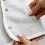 enxoval para bebê, lista de enxoval maternidade, dicas de maternidade, mamãe de primeira viagem, recém-nascido, puerpério, amamentação, dúvidas sobre maternidade, gravidez, parto, cesárea, parto natural, dicas para o sono do bebê, primeiros passos do bebê, macacão infantil, macacão bebê, malha 100% algodão, verão, primavera verão, baby, site confiável, peças infantis, moda infantil, roupa de criança, conjunto body manga curta infantil, unissex, Le Coeur, minimalista, roupas de bebê, roupas infantis, moda bebê, roupas para recém-nascido, loja de bebê online, conjuntos de bebê, roupa de bebê a preço acessível, roupas de bebê em promoção, roupas de bebê para o verão, conjuntos de roupas de bebê, roupas de bebê meia estação, roupa que cresce junto com o bebê, calça para bebê, macacão para bebê, camiseta bebê, roupas de bebê fáceis de trocar, body bebê, calça bebê, macacão com pezinho, saída de maternidade, roupa de bebê para sair da maternidade, roupa para neném, peças para neném maternidade, sapatinho de bebê, mantinha de bebê, roupa de bebê menino, roupa de bebê menina, touca para bebê, gorro para bebê, peças para aquecer o bebê, inverno, roupas de inverno para bebê, kit maternidade, enxoval bebê completo, kit body e calça bebê, kit saída de maternidade, kit roupas de recém-nascido, calça bebê suedine algodão, roupa de bebê confortável, enxoval bebê, roupas infantis, roupas para bebês preço, calça bebê, roupas personalizadas, roupas de maternidade, roupas de bebê confortáveis, calça de bebê unissex, ideias para mesversário, dicas de amamentação, quarto de bebê, decoração para quarto de bebê, malha leve e respirável, feito em algodão, confortável, maciez, moderna e estilosa, peças meia estação, enxoval completo para bebê, o que levar na mala da maternidade, lista enxoval maternidade atualizada, enxoval prático para recém-nascido, itens essenciais do enxoval, enxoval para mamãe e bebê, bolsa maternidade organizada, maternidade real, maternidade leve, maternidade na prática, dicas para mamães de primeira viagem, cuidados com o bebê recém-nascido, o que comprar antes do nascimento, roupinhas para maternidade, enxoval minimalista, enxoval sustentável para bebê, roupas fresquinhas para bebê, moda bebê verão, roupa leve para dias quentes, conjuntinho de verão bebê, roupas de bebê respiráveis, tecidos leves para o calor, roupas de bebê para meia-estação, looks de verão para bebê, conforto térmico para o bebê, roupa de bebê para clima quente, kit verão bebê, looks básicos de verão, roupas de bebê para passear, roupas de bebê para o dia a dia, roupas de bebê 100% algodão, algodão macio para bebê, roupas de bebê hipoalergênicas, tecidos naturais para bebê, roupas sem poliéster, malha respirável para bebê, roupas seguras para a pele do bebê, conforto e maciez para o bebê, roupas que não irritam a pele, roupas duráveis e confortáveis, roupas que acompanham o crescimento, qualidade premium infantil, roupas com toque suave, body de algodão para bebê, body manga curta bebê verão, calça bebê algodão, macacão leve para recém-nascido, conjunto bebê minimalista, roupas básicas para bebê, roupas neutras unissex, roupinhas para bebê menino e menina, kit body e calça bebê, kit roupas para recém-nascido, saída maternidade algodão, roupas práticas para trocar, roupas para o enxoval do bebê, roupas para dormir o bebê, pijaminha bebê, roupa para o bebê dormir confortável, amor em cada detalhe, feito com carinho para o bebê, cada fase com conforto, roupas para momentos especiais, estilo minimalista infantil, conforto que abraça, roupas que acompanham o crescimento, moda infantil afetiva, roupas pensadas para o dia a dia da mamãe.