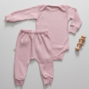 conjunto bebe malha canelada inverno baby praticidade qualidade roupas para bebes site confiavel outono inverno peças infantis moda infantil roupa de criança conjunto body e calça manga longa fashion quentinho unissex le coeur varejo minimalista estiloso basico pratico facil abotoar leve moda bebe baby Comprar roupa de bebê online Lojas de roupa de bebê Roupa de bebê em promoção Outlet de roupas de bebê Roupa de bebê barata Ofertas de roupas de bebê Roupas de bebê com desconto Loja virtual de roupa de bebê Roupas de bebê de qualidade Roupas de bebê entrega rápida Roupas de bebê frete grátis Roupas de bebê exclusivas Roupas de bebê importadas Roupas de bebê de algodão Roupas de bebê ecológicas Roupas de bebê personalizadas Roupas de bebê recém-nascido Conjuntos de roupas de bebê Roupas de bebê para inverno Roupas de bebê para verão Roupas de bebê unissexo Roupas de bebê para batizado Roupas de bebê para festas Roupas de bebê modernas Roupas de bebê estilosas Roupas de bebê de grife Macacões de bebê Bodies de bebê Vestidos de bebê Conjuntos de saída de maternidade