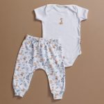 Roupas de bebê Moda infantil Roupas para recém-nascido Roupas para bebê Body de bebê Macacão de bebê Pijama de bebê Camiseta de bebê Calça de bebê Manta para bebê Colete para bebê Acessórios para bebê Algodão orgânico para bebê Roupas confortáveis para bebê Roupas suaves para bebê Roupas antialérgicas para bebê Roupas de bebê com estampas Roupas de bebê com tema Tamanhos e Idade Tamanho recém-nascido Roupas 0 a 3 meses Roupas 3 a 6 meses Roupas 6 a 12 meses Roupas para bebês prematuros Moda minimalista para bebê Estilo unissex para bebê Roupas elegantes para bebê Roupas de bebê em cores neutras Roupas de bebê modernas Roupas de bebê em promoção Ofertas em roupas de bebê Onde comprar roupas de bebê Melhores lojas de roupas de bebê Roupas de bebê baratas Roupas de bebê de marcas famosas roupas de bebê Onde encontrar roupas de bebê confortáveis e baratas Melhores marcas de roupas para recém-nascidos Roupas de bebê para o inverno Roupas de bebê com estampa divertida Roupas de bebê para presente