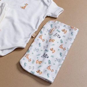 Roupas de bebê Moda infantil Roupas para recém-nascido Roupas para bebê Tipos de Roupas Body de bebê Macacão de bebê Pijama de bebê Camiseta de bebê Calça de bebê Manta para bebê Colete para bebê Acessórios para bebê (como chapéus, meias, luvas) Materiais e Características Algodão orgânico para bebê Roupas confortáveis para bebê Roupas suaves para bebê Roupas antialérgicas para bebê Roupas de bebê com estampas Roupas de bebê com tema Tamanhos e Idade Tamanho recém-nascido Roupas 0 a 3 meses Roupas 3 a 6 meses Roupas 6 a 12 meses Roupas para bebês prematuros Estilos e Tendências Moda minimalista para bebê Estilo unissex para bebê Roupas elegantes para bebê Roupas de bebê em cores neutras Roupas de bebê modernas Outros Fatores Roupas de bebê em promoção Ofertas em roupas de bebê Onde comprar roupas de bebê Melhores lojas de roupas de bebê Roupas de bebê baratas Roupas de bebê de marcas famosas Busca por Marcas Específicas [Nome da marca] roupas de bebê [Nome da loja] roupas infantis Exemplos de Frases de Pesquisa “Onde encontrar roupas de bebê confortáveis e baratas” “Melhores marcas de roupas para recém-nascidos” “Roupas de bebê para o inverno” “Roupas de bebê com estampa divertida” “Roupas de bebê para presentear”