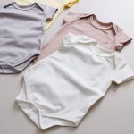 enxoval para bebe lista de enxoval maternidade dicas de maternidade mamae de primeira viagem recem nasciso puerperio amamentacao duvidas sobre maternidade gravidez parto cesaria parto natural dicas para o sono do bebe dicas de amamentacao primeiros passos do bebe macacão infantil, macacão bebe, malha 100% algodão, verão, baby, site confiável, primavera verão, peças infantis, moda infantil, roupa de criança, conjunto body manga curta infantil, unissex, le coeur, minimalista, Roupas de bebê, Roupas infantis, Moda bebê, Roupas para recém-nascido, loja de bebê online, Conjuntos de bebê, Roupa de bebê a preço acessível, Roupas de bebê em promoção, Roupas de bebê para o verão, Conjuntos de roupas de bebê, Roupas de bebê meia estação, Roupa que cresce junto com o bebê, calça para bebê, Macacão para bebê Camiseta bebê, Roupas de bebê Fáceis de trocar, Body bebê, Calça bebê, macacão com pezinho, Saída de maternidade, Roupa de bebê para sair da maternidade, Roupa para neném, Peças para neném maternidade sapatinho de bebe mantinha de bebe roupa de bebe menino roupa de bebe menina touca para bebe gorro para bebe pecas para aquecer o bebe inverno roupas de inverno para bebe