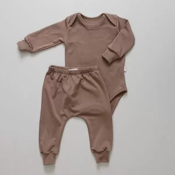 enxoval para bebê, lista de enxoval maternidade, dicas de maternidade, mamãe de primeira viagem, recém-nascido, puerpério, amamentação, dúvidas sobre maternidade, gravidez, parto, cesárea, parto natural, dicas para o sono do bebê, primeiros passos do bebê, macacão infantil, macacão bebê, malha 100% algodão, verão, primavera verão, baby, site confiável, peças infantis, moda infantil, roupa de criança, conjunto body manga curta infantil, unissex, Le Coeur, minimalista, roupas de bebê, roupas infantis, moda bebê, roupas para recém-nascido, loja de bebê online, conjuntos de bebê, roupa de bebê a preço acessível, roupas de bebê em promoção, roupas de bebê para o verão, conjuntos de roupas de bebê, roupas de bebê meia estação, roupa que cresce junto com o bebê, calça para bebê, macacão para bebê, camiseta bebê, roupas de bebê fáceis de trocar, body bebê, calça bebê, macacão com pezinho, saída de maternidade, roupa de bebê para sair da maternidade, roupa para neném, peças para neném maternidade, sapatinho de bebê, mantinha de bebê, roupa de bebê menino, roupa de bebê menina, touca para bebê, gorro para bebê, peças para aquecer o bebê, inverno, roupas de inverno para bebê, kit maternidade, enxoval bebê completo, kit body e calça bebê, kit saída de maternidade, kit roupas de recém-nascido, calça bebê suedine algodão, roupa de bebê confortável, enxoval bebê, roupas infantis, roupas para bebês preço, calça bebê, roupas personalizadas, roupas de maternidade, roupas de bebê confortáveis, calça de bebê unissex, ideias para mesversário, dicas de amamentação, quarto de bebê, decoração para quarto de bebê, malha leve e respirável, feito em algodão, confortável, maciez, moderna e estilosa, peças meia estação, enxoval completo para bebê, o que levar na mala da maternidade, lista enxoval maternidade atualizada, enxoval prático para recém-nascido, itens essenciais do enxoval, enxoval para mamãe e bebê, bolsa maternidade organizada, maternidade real, maternidade leve, maternidade na prática, dicas para mamães de primeira viagem, cuidados com o bebê recém-nascido, o que comprar antes do nascimento, roupinhas para maternidade, enxoval minimalista, enxoval sustentável para bebê, roupas fresquinhas para bebê, moda bebê verão, roupa leve para dias quentes, conjuntinho de verão bebê, roupas de bebê respiráveis, tecidos leves para o calor, roupas de bebê para meia-estação, looks de verão para bebê, conforto térmico para o bebê, roupa de bebê para clima quente, kit verão bebê, looks básicos de verão, roupas de bebê para passear, roupas de bebê para o dia a dia, roupas de bebê 100% algodão, algodão macio para bebê, roupas de bebê hipoalergênicas, tecidos naturais para bebê, roupas sem poliéster, malha respirável para bebê, roupas seguras para a pele do bebê, conforto e maciez para o bebê, roupas que não irritam a pele, roupas duráveis e confortáveis, roupas que acompanham o crescimento, qualidade premium infantil, roupas com toque suave, body de algodão para bebê, body manga curta bebê verão, calça bebê algodão, macacão leve para recém-nascido, conjunto bebê minimalista, roupas básicas para bebê, roupas neutras unissex, roupinhas para bebê menino e menina, kit body e calça bebê, kit roupas para recém-nascido, saída maternidade algodão, roupas práticas para trocar, roupas para o enxoval do bebê, roupas para dormir o bebê, pijaminha bebê, roupa para o bebê dormir confortável, amor em cada detalhe, feito com carinho para o bebê, cada fase com conforto, roupas para momentos especiais, estilo minimalista infantil, conforto que abraça, roupas que acompanham o crescimento, moda infantil afetiva, roupas pensadas para o dia a dia da mamãe.