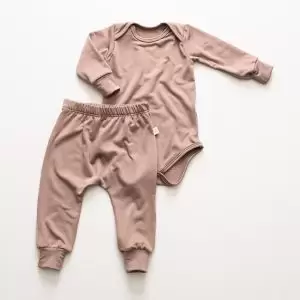 enxoval para bebê, lista de enxoval maternidade, dicas de maternidade, mamãe de primeira viagem, recém-nascido, puerpério, amamentação, dúvidas sobre maternidade, gravidez, parto, cesárea, parto natural, dicas para o sono do bebê, primeiros passos do bebê, macacão infantil, macacão bebê, malha 100% algodão, verão, primavera verão, baby, site confiável, peças infantis, moda infantil, roupa de criança, conjunto body manga curta infantil, unissex, Le Coeur, minimalista, roupas de bebê, roupas infantis, moda bebê, roupas para recém-nascido, loja de bebê online, conjuntos de bebê, roupa de bebê a preço acessível, roupas de bebê em promoção, roupas de bebê para o verão, conjuntos de roupas de bebê, roupas de bebê meia estação, roupa que cresce junto com o bebê, calça para bebê, macacão para bebê, camiseta bebê, roupas de bebê fáceis de trocar, body bebê, calça bebê, macacão com pezinho, saída de maternidade, roupa de bebê para sair da maternidade, roupa para neném, peças para neném maternidade, sapatinho de bebê, mantinha de bebê, roupa de bebê menino, roupa de bebê menina, touca para bebê, gorro para bebê, peças para aquecer o bebê, inverno, roupas de inverno para bebê, kit maternidade, enxoval bebê completo, kit body e calça bebê, kit saída de maternidade, kit roupas de recém-nascido, calça bebê suedine algodão, roupa de bebê confortável, enxoval bebê, roupas infantis, roupas para bebês preço, calça bebê, roupas personalizadas, roupas de maternidade, roupas de bebê confortáveis, calça de bebê unissex, ideias para mesversário, dicas de amamentação, quarto de bebê, decoração para quarto de bebê, malha leve e respirável, feito em algodão, confortável, maciez, moderna e estilosa, peças meia estação, enxoval completo para bebê, o que levar na mala da maternidade, lista enxoval maternidade atualizada, enxoval prático para recém-nascido, itens essenciais do enxoval, enxoval para mamãe e bebê, bolsa maternidade organizada, maternidade real, maternidade leve, maternidade na prática, dicas para mamães de primeira viagem, cuidados com o bebê recém-nascido, o que comprar antes do nascimento, roupinhas para maternidade, enxoval minimalista, enxoval sustentável para bebê, roupas fresquinhas para bebê, moda bebê verão, roupa leve para dias quentes, conjuntinho de verão bebê, roupas de bebê respiráveis, tecidos leves para o calor, roupas de bebê para meia-estação, looks de verão para bebê, conforto térmico para o bebê, roupa de bebê para clima quente, kit verão bebê, looks básicos de verão, roupas de bebê para passear, roupas de bebê para o dia a dia, roupas de bebê 100% algodão, algodão macio para bebê, roupas de bebê hipoalergênicas, tecidos naturais para bebê, roupas sem poliéster, malha respirável para bebê, roupas seguras para a pele do bebê, conforto e maciez para o bebê, roupas que não irritam a pele, roupas duráveis e confortáveis, roupas que acompanham o crescimento, qualidade premium infantil, roupas com toque suave, body de algodão para bebê, body manga curta bebê verão, calça bebê algodão, macacão leve para recém-nascido, conjunto bebê minimalista, roupas básicas para bebê, roupas neutras unissex, roupinhas para bebê menino e menina, kit body e calça bebê, kit roupas para recém-nascido, saída maternidade algodão, roupas práticas para trocar, roupas para o enxoval do bebê, roupas para dormir o bebê, pijaminha bebê, roupa para o bebê dormir confortável, amor em cada detalhe, feito com carinho para o bebê, cada fase com conforto, roupas para momentos especiais, estilo minimalista infantil, conforto que abraça, roupas que acompanham o crescimento, moda infantil afetiva, roupas pensadas para o dia a dia da mamãe.