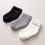 meia quentinha peluciada kit com 3 pares mescla preto e off white confortavel neutro unissex le coeur outono inverno varejo minimalista estiloso basico pratico facil moda bebe baby