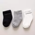 meia quentinha peluciada kit com 3 pares mescla preto e off white confortavel neutro unissex le coeur outono inverno varejo minimalista estiloso basico pratico facil moda bebe baby