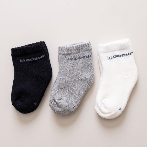meia quentinha peluciada kit com 3 pares mescla preto e off white confortavel neutro unissex le coeur outono inverno varejo minimalista estiloso basico pratico facil moda bebe baby