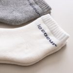 meia quentinha peluciada kit com 3 pares mescla preto e off white confortavel neutro unissex le coeur outono inverno varejo minimalista estiloso basico pratico facil moda bebe baby