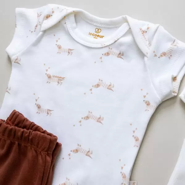 looks para bebe roupas de verao para bebe roupinhas fresquinhas para bebes 100 algodao malha algodao malha antialergica malha ecologica enxoval para bebe lista de enxoval maternidade dicas de maternidade mamae de primeira viagem recem nasciso puerperio amamentacao duvidas sobre maternidade gravidez parto cesaria parto natural dicas para o sono do bebe dicas de amamentacao primeiros passos do bebe macacão infantil, macacão bebe, malha 100% algodão, verão, baby, site confiável, primavera verão, peças infantis, moda infantil, roupa de criança, conjunto body manga curta infantil, unissex, le coeur, minimalista, Roupas de bebê, Roupas infantis, Moda bebê, Roupas para recém-nascido, loja de bebê online, Conjuntos de bebê, Roupa de bebê a preço acessível, Roupas de bebê em promoção, Roupas de bebê para o verão, Conjuntos de roupas de bebê, Roupas de bebê meia estação, Roupa que cresce junto com o bebê, calça para bebê, Macacão para bebê Camiseta bebê, Roupas de bebê Fáceis de trocar, Body bebê, Calça bebê, macacão com pezinho, Saída de maternidade, Roupa de bebê para sair da maternidade, Roupa para neném, Peças para neném maternidade sapatinho de bebe mantinha de bebe roupa de bebe menino roupa de bebe menina touca para bebe gorro para bebe pecas para aquecer o bebe inverno roupas de inverno para bebe Kit maternidade enxoval bebe completo kit bodyv e calça bebe kit saida de maternidade kit roupas de recem nascido calça bebe suedine algodao roupa de bebe confortavel enxoval bebe roupas infantis roupas para bebes preço calça bebe roupas personalizadas roupas de maternidade roupa de bebe confortaveis calça de bebe unissex