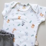 enxoval para bebe lista de enxoval maternidade dicas de maternidade mamae de primeira viagem recem nasciso puerperio amamentacao duvidas sobre maternidade gravidez parto cesaria parto natural dicas para o sono do bebe dicas de amamentacao primeiros passos do bebe macacão infantil, macacão bebe, malha 100% algodão, verão, baby, site confiável, primavera verão, peças infantis, moda infantil, roupa de criança, conjunto body manga curta infantil, unissex, le coeur, minimalista, Roupas de bebê, Roupas infantis, Moda bebê, Roupas para recém-nascido, loja de bebê online, Conjuntos de bebê, Roupa de bebê a preço acessível, Roupas de bebê em promoção, Roupas de bebê para o verão, Conjuntos de roupas de bebê, Roupas de bebê meia estação, Roupa que cresce junto com o bebê, calça para bebê, Macacão para bebê Camiseta bebê, Roupas de bebê Fáceis de trocar, Body bebê, Calça bebê, macacão com pezinho, Saída de maternidade, Roupa de bebê para sair da maternidade, Roupa para neném, Peças para neném maternidade sapatinho de bebe mantinha de bebe roupa de bebe menino roupa de bebe menina touca para bebe gorro para bebe pecas para aquecer o bebe inverno roupas de inverno para bebe Kit maternidade enxoval bebe completo kit bodyv e calça bebe kit saida de maternidade kit roupas de recem nascido calça bebe suedine algodao roupa de bebe confortavel enxoval bebe roupas infantis roupas para bebes preço calça bebe roupas personalizadas roupas de maternidade roupa de bebe confortaveis calça de bebe unissex