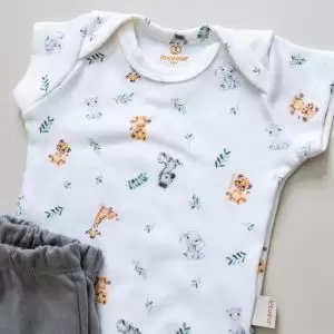 enxoval para bebe lista de enxoval maternidade dicas de maternidade mamae de primeira viagem recem nasciso puerperio amamentacao duvidas sobre maternidade gravidez parto cesaria parto natural dicas para o sono do bebe dicas de amamentacao primeiros passos do bebe macacão infantil, macacão bebe, malha 100% algodão, verão, baby, site confiável, primavera verão, peças infantis, moda infantil, roupa de criança, conjunto body manga curta infantil, unissex, le coeur, minimalista, Roupas de bebê, Roupas infantis, Moda bebê, Roupas para recém-nascido, loja de bebê online, Conjuntos de bebê, Roupa de bebê a preço acessível, Roupas de bebê em promoção, Roupas de bebê para o verão, Conjuntos de roupas de bebê, Roupas de bebê meia estação, Roupa que cresce junto com o bebê, calça para bebê, Macacão para bebê Camiseta bebê, Roupas de bebê Fáceis de trocar, Body bebê, Calça bebê, macacão com pezinho, Saída de maternidade, Roupa de bebê para sair da maternidade, Roupa para neném, Peças para neném maternidade sapatinho de bebe mantinha de bebe roupa de bebe menino roupa de bebe menina touca para bebe gorro para bebe pecas para aquecer o bebe inverno roupas de inverno para bebe Kit maternidade enxoval bebe completo kit bodyv e calça bebe kit saida de maternidade kit roupas de recem nascido calça bebe suedine algodao roupa de bebe confortavel enxoval bebe roupas infantis roupas para bebes preço calça bebe roupas personalizadas roupas de maternidade roupa de bebe confortaveis calça de bebe unissex