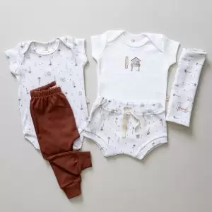 looks para bebe roupas de verao para bebe roupinhas fresquinhas para bebes 100 algodao malha algodao malha antialergica malha ecologica enxoval para bebe lista de enxoval maternidade dicas de maternidade mamae de primeira viagem recem nasciso puerperio amamentacao duvidas sobre maternidade gravidez parto cesaria parto natural dicas para o sono do bebe dicas de amamentacao primeiros passos do bebe macacão infantil, macacão bebe, malha 100% algodão, verão, baby, site confiável, primavera verão, peças infantis, moda infantil, roupa de criança, conjunto body manga curta infantil, unissex, le coeur, minimalista, Roupas de bebê, Roupas infantis, Moda bebê, Roupas para recém-nascido, loja de bebê online, Conjuntos de bebê, Roupa de bebê a preço acessível, Roupas de bebê em promoção, Roupas de bebê para o verão, Conjuntos de roupas de bebê, Roupas de bebê meia estação, Roupa que cresce junto com o bebê, calça para bebê, Macacão para bebê Camiseta bebê, Roupas de bebê Fáceis de trocar, Body bebê, Calça bebê, macacão com pezinho, Saída de maternidade, Roupa de bebê para sair da maternidade, Roupa para neném, Peças para neném maternidade sapatinho de bebe mantinha de bebe roupa de bebe menino roupa de bebe menina touca para bebe gorro para bebe pecas para aquecer o bebe inverno roupas de inverno para bebe Kit maternidade enxoval bebe completo kit bodyv e calça bebe kit saida de maternidade kit roupas de recem nascido calça bebe suedine algodao roupa de bebe confortavel enxoval bebe roupas infantis roupas para bebes preço calça bebe roupas personalizadas roupas de maternidade roupa de bebe confortaveis calça de bebe unissex