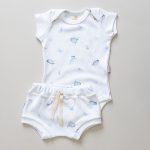 looks para bebe roupas de verao para bebe roupinhas fresquinhas para bebes 100 algodao malha algodao malha antialergica malha ecologica enxoval para bebe lista de enxoval maternidade dicas de maternidade mamae de primeira viagem recem nasciso puerperio amamentacao duvidas sobre maternidade gravidez parto cesaria parto natural dicas para o sono do bebe dicas de amamentacao primeiros passos do bebe macacão infantil, macacão bebe, malha 100% algodão, verão, baby, site confiável, primavera verão, peças infantis, moda infantil, roupa de criança, conjunto body manga curta infantil, unissex, le coeur, minimalista, Roupas de bebê, Roupas infantis, Moda bebê, Roupas para recém-nascido, loja de bebê online, Conjuntos de bebê, Roupa de bebê a preço acessível, Roupas de bebê em promoção, Roupas de bebê para o verão, Conjuntos de roupas de bebê, Roupas de bebê meia estação, Roupa que cresce junto com o bebê, calça para bebê, Macacão para bebê Camiseta bebê, Roupas de bebê Fáceis de trocar, Body bebê, Calça bebê, macacão com pezinho, Saída de maternidade, Roupa de bebê para sair da maternidade, Roupa para neném, Peças para neném maternidade sapatinho de bebe mantinha de bebe roupa de bebe menino roupa de bebe menina touca para bebe gorro para bebe pecas para aquecer o bebe inverno roupas de inverno para bebe Kit maternidade enxoval bebe completo kit bodyv e calça bebe kit saida de maternidade kit roupas de recem nascido calça bebe suedine algodao roupa de bebe confortavel enxoval bebe roupas infantis roupas para bebes preço calça bebe roupas personalizadas roupas de maternidade roupa de bebe confortaveis calça de bebe unissex