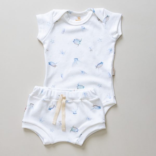 looks para bebe roupas de verao para bebe roupinhas fresquinhas para bebes 100 algodao malha algodao malha antialergica malha ecologica enxoval para bebe lista de enxoval maternidade dicas de maternidade mamae de primeira viagem recem nasciso puerperio amamentacao duvidas sobre maternidade gravidez parto cesaria parto natural dicas para o sono do bebe dicas de amamentacao primeiros passos do bebe macacão infantil, macacão bebe, malha 100% algodão, verão, baby, site confiável, primavera verão, peças infantis, moda infantil, roupa de criança, conjunto body manga curta infantil, unissex, le coeur, minimalista, Roupas de bebê, Roupas infantis, Moda bebê, Roupas para recém-nascido, loja de bebê online, Conjuntos de bebê, Roupa de bebê a preço acessível, Roupas de bebê em promoção, Roupas de bebê para o verão, Conjuntos de roupas de bebê, Roupas de bebê meia estação, Roupa que cresce junto com o bebê, calça para bebê, Macacão para bebê Camiseta bebê, Roupas de bebê Fáceis de trocar, Body bebê, Calça bebê, macacão com pezinho, Saída de maternidade, Roupa de bebê para sair da maternidade, Roupa para neném, Peças para neném maternidade sapatinho de bebe mantinha de bebe roupa de bebe menino roupa de bebe menina touca para bebe gorro para bebe pecas para aquecer o bebe inverno roupas de inverno para bebe Kit maternidade enxoval bebe completo kit bodyv e calça bebe kit saida de maternidade kit roupas de recem nascido calça bebe suedine algodao roupa de bebe confortavel enxoval bebe roupas infantis roupas para bebes preço calça bebe roupas personalizadas roupas de maternidade roupa de bebe confortaveis calça de bebe unissex