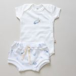 looks para bebe roupas de verao para bebe roupinhas fresquinhas para bebes 100 algodao malha algodao malha antialergica malha ecologica enxoval para bebe lista de enxoval maternidade dicas de maternidade mamae de primeira viagem recem nasciso puerperio amamentacao duvidas sobre maternidade gravidez parto cesaria parto natural dicas para o sono do bebe dicas de amamentacao primeiros passos do bebe macacão infantil, macacão bebe, malha 100% algodão, verão, baby, site confiável, primavera verão, peças infantis, moda infantil, roupa de criança, conjunto body manga curta infantil, unissex, le coeur, minimalista, Roupas de bebê, Roupas infantis, Moda bebê, Roupas para recém-nascido, loja de bebê online, Conjuntos de bebê, Roupa de bebê a preço acessível, Roupas de bebê em promoção, Roupas de bebê para o verão, Conjuntos de roupas de bebê, Roupas de bebê meia estação, Roupa que cresce junto com o bebê, calça para bebê, Macacão para bebê Camiseta bebê, Roupas de bebê Fáceis de trocar, Body bebê, Calça bebê, macacão com pezinho, Saída de maternidade, Roupa de bebê para sair da maternidade, Roupa para neném, Peças para neném maternidade sapatinho de bebe mantinha de bebe roupa de bebe menino roupa de bebe menina touca para bebe gorro para bebe pecas para aquecer o bebe inverno roupas de inverno para bebe Kit maternidade enxoval bebe completo kit bodyv e calça bebe kit saida de maternidade kit roupas de recem nascido calça bebe suedine algodao roupa de bebe confortavel enxoval bebe roupas infantis roupas para bebes preço calça bebe roupas personalizadas roupas de maternidade roupa de bebe confortaveis calça de bebe unissex