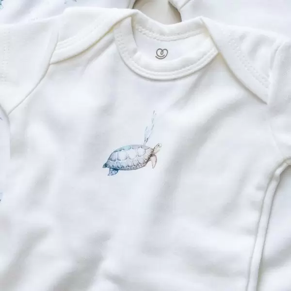 enxoval para bebe lista de enxoval maternidade dicas de maternidade mamae de primeira viagem recem nasciso puerperio amamentacao duvidas sobre maternidade gravidez parto cesaria parto natural dicas para o sono do bebe dicas de amamentacao primeiros passos do bebe macacão infantil, macacão bebe, malha 100% algodão, verão, baby, site confiável, primavera verão, peças infantis, moda infantil, roupa de criança, conjunto body manga curta infantil, unissex, le coeur, minimalista, Roupas de bebê, Roupas infantis, Moda bebê, Roupas para recém-nascido, loja de bebê online, Conjuntos de bebê, Roupa de bebê a preço acessível, Roupas de bebê em promoção, Roupas de bebê para o verão, Conjuntos de roupas de bebê, Roupas de bebê meia estação, Roupa que cresce junto com o bebê, calça para bebê, Macacão para bebê Camiseta bebê, Roupas de bebê Fáceis de trocar, Body bebê, Calça bebê, macacão com pezinho, Saída de maternidade, Roupa de bebê para sair da maternidade, Roupa para neném, Peças para neném maternidade sapatinho de bebe mantinha de bebe roupa de bebe menino roupa de bebe menina touca para bebe gorro para bebe pecas para aquecer o bebe inverno roupas de inverno para bebe Kit maternidade enxoval bebe completo kit bodyv e calça bebe kit saida de maternidade kit roupas de recem nascido calça bebe suedine algodao roupa de bebe confortavel enxoval bebe roupas infantis roupas para bebes preço calça bebe roupas personalizadas roupas de maternidade roupa de bebe confortaveis calça de bebe unissex