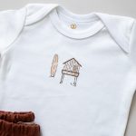 looks para bebe roupas de verao para bebe roupinhas fresquinhas para bebes 100 algodao malha algodao malha antialergica malha ecologica enxoval para bebe lista de enxoval maternidade dicas de maternidade mamae de primeira viagem recem nasciso puerperio amamentacao duvidas sobre maternidade gravidez parto cesaria parto natural dicas para o sono do bebe dicas de amamentacao primeiros passos do bebe macacão infantil, macacão bebe, malha 100% algodão, verão, baby, site confiável, primavera verão, peças infantis, moda infantil, roupa de criança, conjunto body manga curta infantil, unissex, le coeur, minimalista, Roupas de bebê, Roupas infantis, Moda bebê, Roupas para recém-nascido, loja de bebê online, Conjuntos de bebê, Roupa de bebê a preço acessível, Roupas de bebê em promoção, Roupas de bebê para o verão, Conjuntos de roupas de bebê, Roupas de bebê meia estação, Roupa que cresce junto com o bebê, calça para bebê, Macacão para bebê Camiseta bebê, Roupas de bebê Fáceis de trocar, Body bebê, Calça bebê, macacão com pezinho, Saída de maternidade, Roupa de bebê para sair da maternidade, Roupa para neném, Peças para neném maternidade sapatinho de bebe mantinha de bebe roupa de bebe menino roupa de bebe menina touca para bebe gorro para bebe pecas para aquecer o bebe inverno roupas de inverno para bebe Kit maternidade enxoval bebe completo kit bodyv e calça bebe kit saida de maternidade kit roupas de recem nascido calça bebe suedine algodao roupa de bebe confortavel enxoval bebe roupas infantis roupas para bebes preço calça bebe roupas personalizadas roupas de maternidade roupa de bebe confortaveis calça de bebe unissex
