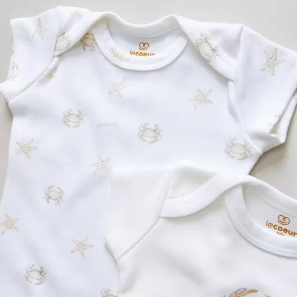 enxoval para bebe lista de enxoval maternidade dicas de maternidade mamae de primeira viagem recem nasciso puerperio amamentacao duvidas sobre maternidade gravidez parto cesaria parto natural dicas para o sono do bebe dicas de amamentacao primeiros passos do bebe macacão infantil, macacão bebe, malha 100% algodão, verão, baby, site confiável, primavera verão, peças infantis, moda infantil, roupa de criança, conjunto body manga curta infantil, unissex, le coeur, minimalista, Roupas de bebê, Roupas infantis, Moda bebê, Roupas para recém-nascido, loja de bebê online, Conjuntos de bebê, Roupa de bebê a preço acessível, Roupas de bebê em promoção, Roupas de bebê para o verão, Conjuntos de roupas de bebê, Roupas de bebê meia estação, Roupa que cresce junto com o bebê, calça para bebê, Macacão para bebê Camiseta bebê, Roupas de bebê Fáceis de trocar, Body bebê, Calça bebê, macacão com pezinho, Saída de maternidade, Roupa de bebê para sair da maternidade, Roupa para neném, Peças para neném maternidade sapatinho de bebe mantinha de bebe roupa de bebe menino roupa de bebe menina touca para bebe gorro para bebe pecas para aquecer o bebe inverno roupas de inverno para bebe Kit maternidade enxoval bebe completo kit bodyv e calça bebe kit saida de maternidade kit roupas de recem nascido calça bebe suedine algodao roupa de bebe confortavel enxoval bebe roupas infantis roupas para bebes preço calça bebe roupas personalizadas roupas de maternidade roupa de bebe confortaveis calça de bebe unissex