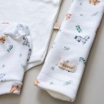 enxoval para bebe lista de enxoval maternidade dicas de maternidade mamae de primeira viagem recem nasciso puerperio amamentacao duvidas sobre maternidade gravidez parto cesaria parto natural dicas para o sono do bebe dicas de amamentacao primeiros passos do bebe macacão infantil, macacão bebe, malha 100% algodão, verão, baby, site confiável, primavera verão, peças infantis, moda infantil, roupa de criança, conjunto body manga curta infantil, unissex, le coeur, minimalista, Roupas de bebê, Roupas infantis, Moda bebê, Roupas para recém-nascido, loja de bebê online, Conjuntos de bebê, Roupa de bebê a preço acessível, Roupas de bebê em promoção, Roupas de bebê para o verão, Conjuntos de roupas de bebê, Roupas de bebê meia estação, Roupa que cresce junto com o bebê, calça para bebê, Macacão para bebê Camiseta bebê, Roupas de bebê Fáceis de trocar, Body bebê, Calça bebê, macacão com pezinho, Saída de maternidade, Roupa de bebê para sair da maternidade, Roupa para neném, Peças para neném maternidade sapatinho de bebe mantinha de bebe roupa de bebe menino roupa de bebe menina touca para bebe gorro para bebe pecas para aquecer o bebe inverno roupas de inverno para bebe Kit maternidade enxoval bebe completo kit bodyv e calça bebe kit saida de maternidade kit roupas de recem nascido calça bebe suedine algodao roupa de bebe confortavel enxoval bebe roupas infantis roupas para bebes preço calça bebe roupas personalizadas roupas de maternidade roupa de bebe confortaveis calça de bebe unissex