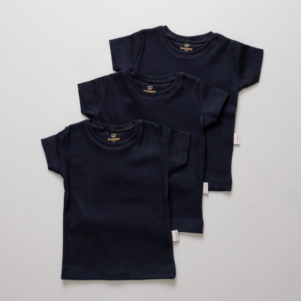 Kit 3 Camisetas para Bebê - T-Shirt Unissex enxoval para bebe lista de enxoval maternidade dicas de maternidade mamae de primeira viagem recem nasciso puerperio amamentacao duvidas sobre maternidade gravidez parto cesaria parto natural dicas para o sono do bebe dicas de amamentacao primeiros passos do bebe macacão infantil, macacão bebe, malha 100% algodão, verão, baby, site confiável, primavera verão, peças infantis, moda infantil, roupa de criança, conjunto body manga curta infantil, unissex, le coeur, minimalista, Roupas de bebê, Roupas infantis, Moda bebê, Roupas para recém-nascido, loja de bebê online, Conjuntos de bebê, Roupa de bebê a preço acessível, Roupas de bebê em promoção, Roupas de bebê para o verão, Conjuntos de roupas de bebê, Roupas de bebê meia estação, Roupa que cresce junto com o bebê, calça para bebê, Macacão para bebê Camiseta bebê, Roupas de bebê Fáceis de trocar, Body bebê, Calça bebê, macacão com pezinho, Saída de maternidade, Roupa de bebê para sair da maternidade, Roupa para neném, Peças para neném maternidade sapatinho de bebe mantinha de bebe roupa de bebe menino roupa de bebe menina touca para bebe gorro para bebe pecas para aquecer o bebe inverno roupas de inverno para bebe Kit maternidade enxoval bebe completo kit bodyv e calça bebe kit saida de maternidade kit roupas de recem nascido calça bebe suedine algodao roupa de bebe confortavel enxoval bebe roupas infantis roupas para bebes preço calça bebe roupas personalizadas roupas de maternidade roupa de bebe confortaveis calça de bebe unissex mala de bebe saida de maternidade saida maternidade cha revelacao temas para cha revelaçao temas de aniversario de bebe enxoval para bebe enxoval completo bebe prematuro bebe recem nascido dicas de amamentaçao exames na gravidez o que evitar na gravidezenxoval para bebe lista de enxoval maternidade dicas de maternidade mamae de primeira viagem recem nasciso puerperio amamentacao duvidas sobre maternidade gravidez parto cesaria parto natural dicas para o sono do bebe dicas de amamentacao primeiros passos do bebe macacão infantil, macacão bebe, malha 100% algodão, verão, baby, site confiável, primavera verão, peças infantis, moda infantil, roupa de criança, conjunto body manga curta infantil, unissex, le coeur, minimalista, Roupas de bebê, Roupas infantis, Moda bebê, Roupas para recém-nascido, loja de bebê online, Conjuntos de bebê, Roupa de bebê a preço acessível, Roupas de bebê em promoção, Roupas de bebê para o verão, Conjuntos de roupas de bebê, Roupas de bebê meia estação, Roupa que cresce junto com o bebê, calça para bebê, Macacão para bebê Camiseta bebê, Roupas de bebê Fáceis de trocar, Body bebê, Calça bebê, macacão com pezinho, Saída de maternidade, Roupa de bebê para sair da maternidade, Roupa para neném, Peças para neném maternidade sapatinho de bebe mantinha de bebe roupa de bebe menino roupa de bebe menina touca para bebe gorro para bebe pecas para aquecer o bebe inverno roupas de inverno para bebe Kit maternidade enxoval bebe completo kit bodyv e calça bebe kit saida de maternidade kit roupas de recem nascido calça bebe suedine algodao roupa de bebe confortavel enxoval bebe roupas infantis roupas para bebes preço calça bebe roupas personalizadas roupas de maternidade roupa de bebe confortaveis calça de bebe unissex mala de bebe saida de maternidade saida maternidade cha revelacao temas para cha revelaçao temas de aniversario de bebe enxoval para bebe enxoval completo bebe prematuro bebe recem nascido dicas de amamentaçao exames na gravidez o que evitar na gravidez