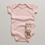 enxoval para bebê, lista de enxoval maternidade, dicas de maternidade, mamãe de primeira viagem, recém-nascido, puerpério, amamentação, dúvidas sobre maternidade, gravidez, parto, cesárea, parto natural, dicas para o sono do bebê, primeiros passos do bebê, macacão infantil, macacão bebê, malha 100% algodão, verão, primavera verão, baby, site confiável, peças infantis, moda infantil, roupa de criança, conjunto body manga curta infantil, unissex, Le Coeur, minimalista, roupas de bebê, roupas infantis, moda bebê, roupas para recém-nascido, loja de bebê online, conjuntos de bebê, roupa de bebê a preço acessível, roupas de bebê em promoção, roupas de bebê para o verão, conjuntos de roupas de bebê, roupas de bebê meia estação, roupa que cresce junto com o bebê, calça para bebê, macacão para bebê, camiseta bebê, roupas de bebê fáceis de trocar, body bebê, calça bebê, macacão com pezinho, saída de maternidade, roupa de bebê para sair da maternidade, roupa para neném, peças para neném maternidade, sapatinho de bebê, mantinha de bebê, roupa de bebê menino, roupa de bebê menina, touca para bebê, gorro para bebê, peças para aquecer o bebê, inverno, roupas de inverno para bebê, kit maternidade, enxoval bebê completo, kit body e calça bebê, kit saída de maternidade, kit roupas de recém-nascido, calça bebê suedine algodão, roupa de bebê confortável, enxoval bebê, roupas infantis, roupas para bebês preço, calça bebê, roupas personalizadas, roupas de maternidade, roupas de bebê confortáveis, calça de bebê unissex, ideias para mesversário, dicas de amamentação, quarto de bebê, decoração para quarto de bebê, malha leve e respirável, feito em algodão, confortável, maciez, moderna e estilosa, peças meia estação, enxoval completo para bebê, o que levar na mala da maternidade, lista enxoval maternidade atualizada, enxoval prático para recém-nascido, itens essenciais do enxoval, enxoval para mamãe e bebê, bolsa maternidade organizada, maternidade real, maternidade leve, maternidade na prática, dicas para mamães de primeira viagem, cuidados com o bebê recém-nascido, o que comprar antes do nascimento, roupinhas para maternidade, enxoval minimalista, enxoval sustentável para bebê, roupas fresquinhas para bebê, moda bebê verão, roupa leve para dias quentes, conjuntinho de verão bebê, roupas de bebê respiráveis, tecidos leves para o calor, roupas de bebê para meia-estação, looks de verão para bebê, conforto térmico para o bebê, roupa de bebê para clima quente, kit verão bebê, looks básicos de verão, roupas de bebê para passear, roupas de bebê para o dia a dia, roupas de bebê 100% algodão, algodão macio para bebê, roupas de bebê hipoalergênicas, tecidos naturais para bebê, roupas sem poliéster, malha respirável para bebê, roupas seguras para a pele do bebê, conforto e maciez para o bebê, roupas que não irritam a pele, roupas duráveis e confortáveis, roupas que acompanham o crescimento, qualidade premium infantil, roupas com toque suave, body de algodão para bebê, body manga curta bebê verão, calça bebê algodão, macacão leve para recém-nascido, conjunto bebê minimalista, roupas básicas para bebê, roupas neutras unissex, roupinhas para bebê menino e menina, kit body e calça bebê, kit roupas para recém-nascido, saída maternidade algodão, roupas práticas para trocar, roupas para o enxoval do bebê, roupas para dormir o bebê, pijaminha bebê, roupa para o bebê dormir confortável, amor em cada detalhe, feito com carinho para o bebê, cada fase com conforto, roupas para momentos especiais, estilo minimalista infantil, conforto que abraça, roupas que acompanham o crescimento, moda infantil afetiva, roupas pensadas para o dia a dia da mamãe.