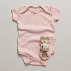 enxoval para bebê, lista de enxoval maternidade, dicas de maternidade, mamãe de primeira viagem, recém-nascido, puerpério, amamentação, dúvidas sobre maternidade, gravidez, parto, cesárea, parto natural, dicas para o sono do bebê, primeiros passos do bebê, macacão infantil, macacão bebê, malha 100% algodão, verão, primavera verão, baby, site confiável, peças infantis, moda infantil, roupa de criança, conjunto body manga curta infantil, unissex, Le Coeur, minimalista, roupas de bebê, roupas infantis, moda bebê, roupas para recém-nascido, loja de bebê online, conjuntos de bebê, roupa de bebê a preço acessível, roupas de bebê em promoção, roupas de bebê para o verão, conjuntos de roupas de bebê, roupas de bebê meia estação, roupa que cresce junto com o bebê, calça para bebê, macacão para bebê, camiseta bebê, roupas de bebê fáceis de trocar, body bebê, calça bebê, macacão com pezinho, saída de maternidade, roupa de bebê para sair da maternidade, roupa para neném, peças para neném maternidade, sapatinho de bebê, mantinha de bebê, roupa de bebê menino, roupa de bebê menina, touca para bebê, gorro para bebê, peças para aquecer o bebê, inverno, roupas de inverno para bebê, kit maternidade, enxoval bebê completo, kit body e calça bebê, kit saída de maternidade, kit roupas de recém-nascido, calça bebê suedine algodão, roupa de bebê confortável, enxoval bebê, roupas infantis, roupas para bebês preço, calça bebê, roupas personalizadas, roupas de maternidade, roupas de bebê confortáveis, calça de bebê unissex, ideias para mesversário, dicas de amamentação, quarto de bebê, decoração para quarto de bebê, malha leve e respirável, feito em algodão, confortável, maciez, moderna e estilosa, peças meia estação, enxoval completo para bebê, o que levar na mala da maternidade, lista enxoval maternidade atualizada, enxoval prático para recém-nascido, itens essenciais do enxoval, enxoval para mamãe e bebê, bolsa maternidade organizada, maternidade real, maternidade leve, maternidade na prática, dicas para mamães de primeira viagem, cuidados com o bebê recém-nascido, o que comprar antes do nascimento, roupinhas para maternidade, enxoval minimalista, enxoval sustentável para bebê, roupas fresquinhas para bebê, moda bebê verão, roupa leve para dias quentes, conjuntinho de verão bebê, roupas de bebê respiráveis, tecidos leves para o calor, roupas de bebê para meia-estação, looks de verão para bebê, conforto térmico para o bebê, roupa de bebê para clima quente, kit verão bebê, looks básicos de verão, roupas de bebê para passear, roupas de bebê para o dia a dia, roupas de bebê 100% algodão, algodão macio para bebê, roupas de bebê hipoalergênicas, tecidos naturais para bebê, roupas sem poliéster, malha respirável para bebê, roupas seguras para a pele do bebê, conforto e maciez para o bebê, roupas que não irritam a pele, roupas duráveis e confortáveis, roupas que acompanham o crescimento, qualidade premium infantil, roupas com toque suave, body de algodão para bebê, body manga curta bebê verão, calça bebê algodão, macacão leve para recém-nascido, conjunto bebê minimalista, roupas básicas para bebê, roupas neutras unissex, roupinhas para bebê menino e menina, kit body e calça bebê, kit roupas para recém-nascido, saída maternidade algodão, roupas práticas para trocar, roupas para o enxoval do bebê, roupas para dormir o bebê, pijaminha bebê, roupa para o bebê dormir confortável, amor em cada detalhe, feito com carinho para o bebê, cada fase com conforto, roupas para momentos especiais, estilo minimalista infantil, conforto que abraça, roupas que acompanham o crescimento, moda infantil afetiva, roupas pensadas para o dia a dia da mamãe.