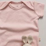 enxoval para bebê, lista de enxoval maternidade, dicas de maternidade, mamãe de primeira viagem, recém-nascido, puerpério, amamentação, dúvidas sobre maternidade, gravidez, parto, cesárea, parto natural, dicas para o sono do bebê, primeiros passos do bebê, macacão infantil, macacão bebê, malha 100% algodão, verão, primavera verão, baby, site confiável, peças infantis, moda infantil, roupa de criança, conjunto body manga curta infantil, unissex, Le Coeur, minimalista, roupas de bebê, roupas infantis, moda bebê, roupas para recém-nascido, loja de bebê online, conjuntos de bebê, roupa de bebê a preço acessível, roupas de bebê em promoção, roupas de bebê para o verão, conjuntos de roupas de bebê, roupas de bebê meia estação, roupa que cresce junto com o bebê, calça para bebê, macacão para bebê, camiseta bebê, roupas de bebê fáceis de trocar, body bebê, calça bebê, macacão com pezinho, saída de maternidade, roupa de bebê para sair da maternidade, roupa para neném, peças para neném maternidade, sapatinho de bebê, mantinha de bebê, roupa de bebê menino, roupa de bebê menina, touca para bebê, gorro para bebê, peças para aquecer o bebê, inverno, roupas de inverno para bebê, kit maternidade, enxoval bebê completo, kit body e calça bebê, kit saída de maternidade, kit roupas de recém-nascido, calça bebê suedine algodão, roupa de bebê confortável, enxoval bebê, roupas infantis, roupas para bebês preço, calça bebê, roupas personalizadas, roupas de maternidade, roupas de bebê confortáveis, calça de bebê unissex, ideias para mesversário, dicas de amamentação, quarto de bebê, decoração para quarto de bebê, malha leve e respirável, feito em algodão, confortável, maciez, moderna e estilosa, peças meia estação, enxoval completo para bebê, o que levar na mala da maternidade, lista enxoval maternidade atualizada, enxoval prático para recém-nascido, itens essenciais do enxoval, enxoval para mamãe e bebê, bolsa maternidade organizada, maternidade real, maternidade leve, maternidade na prática, dicas para mamães de primeira viagem, cuidados com o bebê recém-nascido, o que comprar antes do nascimento, roupinhas para maternidade, enxoval minimalista, enxoval sustentável para bebê, roupas fresquinhas para bebê, moda bebê verão, roupa leve para dias quentes, conjuntinho de verão bebê, roupas de bebê respiráveis, tecidos leves para o calor, roupas de bebê para meia-estação, looks de verão para bebê, conforto térmico para o bebê, roupa de bebê para clima quente, kit verão bebê, looks básicos de verão, roupas de bebê para passear, roupas de bebê para o dia a dia, roupas de bebê 100% algodão, algodão macio para bebê, roupas de bebê hipoalergênicas, tecidos naturais para bebê, roupas sem poliéster, malha respirável para bebê, roupas seguras para a pele do bebê, conforto e maciez para o bebê, roupas que não irritam a pele, roupas duráveis e confortáveis, roupas que acompanham o crescimento, qualidade premium infantil, roupas com toque suave, body de algodão para bebê, body manga curta bebê verão, calça bebê algodão, macacão leve para recém-nascido, conjunto bebê minimalista, roupas básicas para bebê, roupas neutras unissex, roupinhas para bebê menino e menina, kit body e calça bebê, kit roupas para recém-nascido, saída maternidade algodão, roupas práticas para trocar, roupas para o enxoval do bebê, roupas para dormir o bebê, pijaminha bebê, roupa para o bebê dormir confortável, amor em cada detalhe, feito com carinho para o bebê, cada fase com conforto, roupas para momentos especiais, estilo minimalista infantil, conforto que abraça, roupas que acompanham o crescimento, moda infantil afetiva, roupas pensadas para o dia a dia da mamãe.