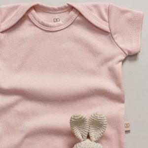 enxoval para bebê, lista de enxoval maternidade, dicas de maternidade, mamãe de primeira viagem, recém-nascido, puerpério, amamentação, dúvidas sobre maternidade, gravidez, parto, cesárea, parto natural, dicas para o sono do bebê, primeiros passos do bebê, macacão infantil, macacão bebê, malha 100% algodão, verão, primavera verão, baby, site confiável, peças infantis, moda infantil, roupa de criança, conjunto body manga curta infantil, unissex, Le Coeur, minimalista, roupas de bebê, roupas infantis, moda bebê, roupas para recém-nascido, loja de bebê online, conjuntos de bebê, roupa de bebê a preço acessível, roupas de bebê em promoção, roupas de bebê para o verão, conjuntos de roupas de bebê, roupas de bebê meia estação, roupa que cresce junto com o bebê, calça para bebê, macacão para bebê, camiseta bebê, roupas de bebê fáceis de trocar, body bebê, calça bebê, macacão com pezinho, saída de maternidade, roupa de bebê para sair da maternidade, roupa para neném, peças para neném maternidade, sapatinho de bebê, mantinha de bebê, roupa de bebê menino, roupa de bebê menina, touca para bebê, gorro para bebê, peças para aquecer o bebê, inverno, roupas de inverno para bebê, kit maternidade, enxoval bebê completo, kit body e calça bebê, kit saída de maternidade, kit roupas de recém-nascido, calça bebê suedine algodão, roupa de bebê confortável, enxoval bebê, roupas infantis, roupas para bebês preço, calça bebê, roupas personalizadas, roupas de maternidade, roupas de bebê confortáveis, calça de bebê unissex, ideias para mesversário, dicas de amamentação, quarto de bebê, decoração para quarto de bebê, malha leve e respirável, feito em algodão, confortável, maciez, moderna e estilosa, peças meia estação, enxoval completo para bebê, o que levar na mala da maternidade, lista enxoval maternidade atualizada, enxoval prático para recém-nascido, itens essenciais do enxoval, enxoval para mamãe e bebê, bolsa maternidade organizada, maternidade real, maternidade leve, maternidade na prática, dicas para mamães de primeira viagem, cuidados com o bebê recém-nascido, o que comprar antes do nascimento, roupinhas para maternidade, enxoval minimalista, enxoval sustentável para bebê, roupas fresquinhas para bebê, moda bebê verão, roupa leve para dias quentes, conjuntinho de verão bebê, roupas de bebê respiráveis, tecidos leves para o calor, roupas de bebê para meia-estação, looks de verão para bebê, conforto térmico para o bebê, roupa de bebê para clima quente, kit verão bebê, looks básicos de verão, roupas de bebê para passear, roupas de bebê para o dia a dia, roupas de bebê 100% algodão, algodão macio para bebê, roupas de bebê hipoalergênicas, tecidos naturais para bebê, roupas sem poliéster, malha respirável para bebê, roupas seguras para a pele do bebê, conforto e maciez para o bebê, roupas que não irritam a pele, roupas duráveis e confortáveis, roupas que acompanham o crescimento, qualidade premium infantil, roupas com toque suave, body de algodão para bebê, body manga curta bebê verão, calça bebê algodão, macacão leve para recém-nascido, conjunto bebê minimalista, roupas básicas para bebê, roupas neutras unissex, roupinhas para bebê menino e menina, kit body e calça bebê, kit roupas para recém-nascido, saída maternidade algodão, roupas práticas para trocar, roupas para o enxoval do bebê, roupas para dormir o bebê, pijaminha bebê, roupa para o bebê dormir confortável, amor em cada detalhe, feito com carinho para o bebê, cada fase com conforto, roupas para momentos especiais, estilo minimalista infantil, conforto que abraça, roupas que acompanham o crescimento, moda infantil afetiva, roupas pensadas para o dia a dia da mamãe.