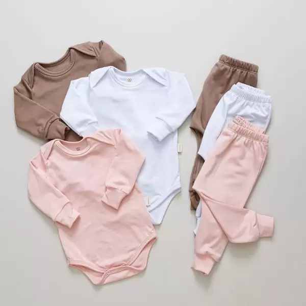 enxoval para bebê, lista de enxoval maternidade, dicas de maternidade, mamãe de primeira viagem, recém-nascido, puerpério, amamentação, dúvidas sobre maternidade, gravidez, parto, cesárea, parto natural, dicas para o sono do bebê, primeiros passos do bebê, macacão infantil, macacão bebê, malha 100% algodão, verão, primavera verão, baby, site confiável, peças infantis, moda infantil, roupa de criança, conjunto body manga curta infantil, unissex, Le Coeur, minimalista, roupas de bebê, roupas infantis, moda bebê, roupas para recém-nascido, loja de bebê online, conjuntos de bebê, roupa de bebê a preço acessível, roupas de bebê em promoção, roupas de bebê para o verão, conjuntos de roupas de bebê, roupas de bebê meia estação, roupa que cresce junto com o bebê, calça para bebê, macacão para bebê, camiseta bebê, roupas de bebê fáceis de trocar, body bebê, calça bebê, macacão com pezinho, saída de maternidade, roupa de bebê para sair da maternidade, roupa para neném, peças para neném maternidade, sapatinho de bebê, mantinha de bebê, roupa de bebê menino, roupa de bebê menina, touca para bebê, gorro para bebê, peças para aquecer o bebê, inverno, roupas de inverno para bebê, kit maternidade, enxoval bebê completo, kit body e calça bebê, kit saída de maternidade, kit roupas de recém-nascido, calça bebê suedine algodão, roupa de bebê confortável, enxoval bebê, roupas infantis, roupas para bebês preço, calça bebê, roupas personalizadas, roupas de maternidade, roupas de bebê confortáveis, calça de bebê unissex, ideias para mesversário, dicas de amamentação, quarto de bebê, decoração para quarto de bebê, malha leve e respirável, feito em algodão, confortável, maciez, moderna e estilosa, peças meia estação, enxoval completo para bebê, o que levar na mala da maternidade, lista enxoval maternidade atualizada, enxoval prático para recém-nascido, itens essenciais do enxoval, enxoval para mamãe e bebê, bolsa maternidade organizada, maternidade real, maternidade leve, maternidade na prática, dicas para mamães de primeira viagem, cuidados com o bebê recém-nascido, o que comprar antes do nascimento, roupinhas para maternidade, enxoval minimalista, enxoval sustentável para bebê, roupas fresquinhas para bebê, moda bebê verão, roupa leve para dias quentes, conjuntinho de verão bebê, roupas de bebê respiráveis, tecidos leves para o calor, roupas de bebê para meia-estação, looks de verão para bebê, conforto térmico para o bebê, roupa de bebê para clima quente, kit verão bebê, looks básicos de verão, roupas de bebê para passear, roupas de bebê para o dia a dia, roupas de bebê 100% algodão, algodão macio para bebê, roupas de bebê hipoalergênicas, tecidos naturais para bebê, roupas sem poliéster, malha respirável para bebê, roupas seguras para a pele do bebê, conforto e maciez para o bebê, roupas que não irritam a pele, roupas duráveis e confortáveis, roupas que acompanham o crescimento, qualidade premium infantil, roupas com toque suave, body de algodão para bebê, body manga curta bebê verão, calça bebê algodão, macacão leve para recém-nascido, conjunto bebê minimalista, roupas básicas para bebê, roupas neutras unissex, roupinhas para bebê menino e menina, kit body e calça bebê, kit roupas para recém-nascido, saída maternidade algodão, roupas práticas para trocar, roupas para o enxoval do bebê, roupas para dormir o bebê, pijaminha bebê, roupa para o bebê dormir confortável, amor em cada detalhe, feito com carinho para o bebê, cada fase com conforto, roupas para momentos especiais, estilo minimalista infantil, conforto que abraça, roupas que acompanham o crescimento, moda infantil afetiva, roupas pensadas para o dia a dia da mamãe.