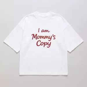 Camiseta Infantil Manga Curta Overboxy I am Mommy’s Copy