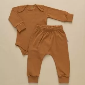 conjunto suedine infantil, body e calça infantil, conjunto suede bebe, moda bebe, roupa para bebe, roupa de criança, loja online infantil, loja de roupa de bebe online, frete grátis, roupinhas bebe estilosas, outono inverno, conjuntinho bebe, peças infantis, conjunto 100% algodão, roupa bebe confortável, loja de bebe, roupa infantil minimalista, roupa baby, moda baby, algodão premium, roupinha de bebê, vestuário para bebês, roupas para recém-nascidos, roupas de bebê menina/menino, enxoval de bebê, body de bebê, jogos de roupa para bebê, acessórios para bebê, moda bebê, roupinhas fofas para bebê, roupas para chá de bebê, baby, roupas para bebes, site confiável, peças infantis, moda infantil, roupa de criança, moda bebe fashion, le coeur, fácil de abotoar, roupinha unissex para bebe