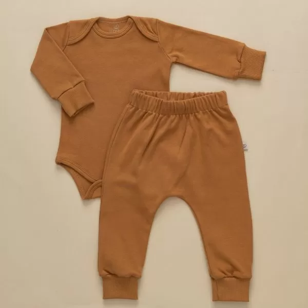 conjunto suedine infantil, body e calça infantil, conjunto suede bebe, moda bebe, roupa para bebe, roupa de criança, loja online infantil, loja de roupa de bebe online, frete grátis, roupinhas bebe estilosas, outono inverno, conjuntinho bebe, peças infantis, conjunto 100% algodão, roupa bebe confortável, loja de bebe, roupa infantil minimalista, roupa baby, moda baby, algodão premium, roupinha de bebê, vestuário para bebês, roupas para recém-nascidos, roupas de bebê menina/menino, enxoval de bebê, body de bebê, jogos de roupa para bebê, acessórios para bebê, moda bebê, roupinhas fofas para bebê, roupas para chá de bebê, baby, roupas para bebes, site confiável, peças infantis, moda infantil, roupa de criança, moda bebe fashion, le coeur, fácil de abotoar, roupinha unissex para bebe