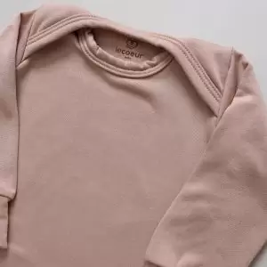 enxoval para bebê, lista de enxoval maternidade, dicas de maternidade, mamãe de primeira viagem, recém-nascido, puerpério, amamentação, dúvidas sobre maternidade, gravidez, parto, cesárea, parto natural, dicas para o sono do bebê, primeiros passos do bebê, macacão infantil, macacão bebê, malha 100% algodão, verão, primavera verão, baby, site confiável, peças infantis, moda infantil, roupa de criança, conjunto body manga curta infantil, unissex, Le Coeur, minimalista, roupas de bebê, roupas infantis, moda bebê, roupas para recém-nascido, loja de bebê online, conjuntos de bebê, roupa de bebê a preço acessível, roupas de bebê em promoção, roupas de bebê para o verão, conjuntos de roupas de bebê, roupas de bebê meia estação, roupa que cresce junto com o bebê, calça para bebê, macacão para bebê, camiseta bebê, roupas de bebê fáceis de trocar, body bebê, calça bebê, macacão com pezinho, saída de maternidade, roupa de bebê para sair da maternidade, roupa para neném, peças para neném maternidade, sapatinho de bebê, mantinha de bebê, roupa de bebê menino, roupa de bebê menina, touca para bebê, gorro para bebê, peças para aquecer o bebê, inverno, roupas de inverno para bebê, kit maternidade, enxoval bebê completo, kit body e calça bebê, kit saída de maternidade, kit roupas de recém-nascido, calça bebê suedine algodão, roupa de bebê confortável, enxoval bebê, roupas infantis, roupas para bebês preço, calça bebê, roupas personalizadas, roupas de maternidade, roupas de bebê confortáveis, calça de bebê unissex, ideias para mesversário, dicas de amamentação, quarto de bebê, decoração para quarto de bebê, malha leve e respirável, feito em algodão, confortável, maciez, moderna e estilosa, peças meia estação, enxoval completo para bebê, o que levar na mala da maternidade, lista enxoval maternidade atualizada, enxoval prático para recém-nascido, itens essenciais do enxoval, enxoval para mamãe e bebê, bolsa maternidade organizada, maternidade real, maternidade leve, maternidade na prática, dicas para mamães de primeira viagem, cuidados com o bebê recém-nascido, o que comprar antes do nascimento, roupinhas para maternidade, enxoval minimalista, enxoval sustentável para bebê, roupas fresquinhas para bebê, moda bebê verão, roupa leve para dias quentes, conjuntinho de verão bebê, roupas de bebê respiráveis, tecidos leves para o calor, roupas de bebê para meia-estação, looks de verão para bebê, conforto térmico para o bebê, roupa de bebê para clima quente, kit verão bebê, looks básicos de verão, roupas de bebê para passear, roupas de bebê para o dia a dia, roupas de bebê 100% algodão, algodão macio para bebê, roupas de bebê hipoalergênicas, tecidos naturais para bebê, roupas sem poliéster, malha respirável para bebê, roupas seguras para a pele do bebê, conforto e maciez para o bebê, roupas que não irritam a pele, roupas duráveis e confortáveis, roupas que acompanham o crescimento, qualidade premium infantil, roupas com toque suave, body de algodão para bebê, body manga curta bebê verão, calça bebê algodão, macacão leve para recém-nascido, conjunto bebê minimalista, roupas básicas para bebê, roupas neutras unissex, roupinhas para bebê menino e menina, kit body e calça bebê, kit roupas para recém-nascido, saída maternidade algodão, roupas práticas para trocar, roupas para o enxoval do bebê, roupas para dormir o bebê, pijaminha bebê, roupa para o bebê dormir confortável, amor em cada detalhe, feito com carinho para o bebê, cada fase com conforto, roupas para momentos especiais, estilo minimalista infantil, conforto que abraça, roupas que acompanham o crescimento, moda infantil afetiva, roupas pensadas para o dia a dia da mamãe.