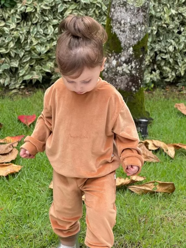 conjunto bebe peluciado plush inverno quentinho conforavel pratico moderno estiloso alta qualidade baby minimalista moletom e calça infantil, conjunto moletom peluciado infantil, conjunto plush infantil, conjunto peluciado infantil, conjunto infantil estiloso, moletom gola careca infantil, moda bebe, roupa para bebe, roupa de criança, loja online infantil, loja de roupa de bebe online, frete grátis, roupinhas bebe estilosas, outono inverno, conjuntinho bebe, peças infantis, conjunto 100% algodão, roupa bebe confortável, loja de bebe, roupa infantil minimalista, roupa baby, moda baby, algodão premium, roupinha de bebê, vestuário para bebês, roupas para recém-nascidos, roupas de bebê menina/menino, enxoval de bebê, body de bebê, jogos de roupa para bebê, acessórios para bebê, moda bebê, roupinhas fofas para bebê, roupas para chá de bebê, baby, roupas para bebes, site confiável, peças infantis, moda infantil, roupa de criança, moda bebe fashion, le coeur, fácil de abotoar, roupinha unissex para bebe