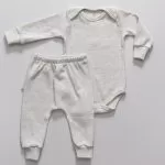 conjunto bebe malha canelada inverno baby praticidade qualidade roupas para bebes site confiavel outono inverno peças infantis moda infantil roupa de criança conjunto body e calça manga longa fashion quentinho unissex le coeur varejo minimalista estiloso basico pratico facil abotoar leve moda bebe baby conjunto bebe blusa e calça, conjuntinho peluciado infantil, conjunto infantil estiloso, moda infantil, moda bebe, roupa para bebe, roupa de criança, loja online infantil, loja de roupa de bebe online, frete grátis, unissex, roupinhas bebe estilosas, outono inverno, conjuntinho bebe, peças infantis, conjunto 100% algodão, roupa bebe confortável, loja de bebe, roupa infantil minimalista, roupa baby, moda baby, algodão premium, roupinha de bebê, vestuário para bebês, roupas para recém-nascidos, roupas de bebê menina/menino, enxoval de bebê, body de bebê, jogos de roupa para bebê, acessórios para bebê, moda bebê, roupinhas fofas para bebê, roupas para chá de bebê, baby, praticidade, qualidade, roupas para bebes, site confiável, peças infantis, moda infantil, roupa de criança, manga longa, fashion, quentinho, le coeur, varejo, estiloso, básico, pratico, fácil de trocar, facil de vestir, moda bebe, baby, enxoval, maternidade, saída da maternidade, doula, pijaminhas, macacão, prematura, recém nascido, primeira gravidez