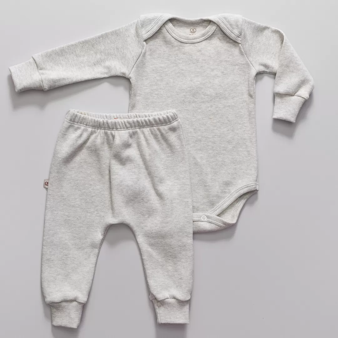 conjunto bebe malha canelada inverno baby praticidade qualidade roupas para bebes site confiavel outono inverno peças infantis moda infantil roupa de criança conjunto body e calça manga longa fashion quentinho unissex le coeur varejo minimalista estiloso basico pratico facil abotoar leve moda bebe baby conjunto bebe blusa e calça, conjuntinho peluciado infantil, conjunto infantil estiloso, moda infantil, moda bebe, roupa para bebe, roupa de criança, loja online infantil, loja de roupa de bebe online, frete grátis, unissex, roupinhas bebe estilosas, outono inverno, conjuntinho bebe, peças infantis, conjunto 100% algodão, roupa bebe confortável, loja de bebe, roupa infantil minimalista, roupa baby, moda baby, algodão premium, roupinha de bebê, vestuário para bebês, roupas para recém-nascidos, roupas de bebê menina/menino, enxoval de bebê, body de bebê, jogos de roupa para bebê, acessórios para bebê, moda bebê, roupinhas fofas para bebê, roupas para chá de bebê, baby, praticidade, qualidade, roupas para bebes, site confiável, peças infantis, moda infantil, roupa de criança, manga longa, fashion, quentinho, le coeur, varejo, estiloso, básico, pratico, fácil de trocar, facil de vestir, moda bebe, baby, enxoval, maternidade, saída da maternidade, doula, pijaminhas, macacão, prematura, recém nascido, primeira gravidez