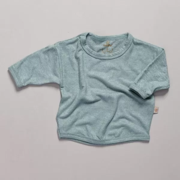 Roupas que permitem ao bebé mover-se livremente, sem restrições, roupas essenciais, roupas para bebes que estão começando a engatinhar ou a caminhar. tecidos que não causam alergias ou irritações, malha de algodão orgânico roupas quentes e acolhedoras para o inverno, fáceis de combinar com outras peças do guarda-roupa do bebé. fácil de trocar, roupas com aberturas na parte inferior, roupas que facilitam a troca de fraldas, tecidos que são resistentes a manchas, tecidos fáceis de limpar, roupa de bebe com capuz e proteção, proteção contra o frio, roupas para bebe a preço acessível, roupas para bebe com preço e qualidade roupas com qualidade e segurança, roupas com botões, zíperes e fechos seguros loja com experiência positiva tanto para os bebés quanto para as mães, garantindo que as roupas sejam práticas, confortáveis e seguras roupas de qualidade que não desgasta, roupas confortáveis, roupas de não apertam, roupas que acompanham o crescimento roupas que oferecem um pouco de espaço para crescimento, permitindo que sejam usadas por um período mais longo conforto e a segurança, agradáveis e na moda, cores e estampas atrativas, cores neutras e minimalistas