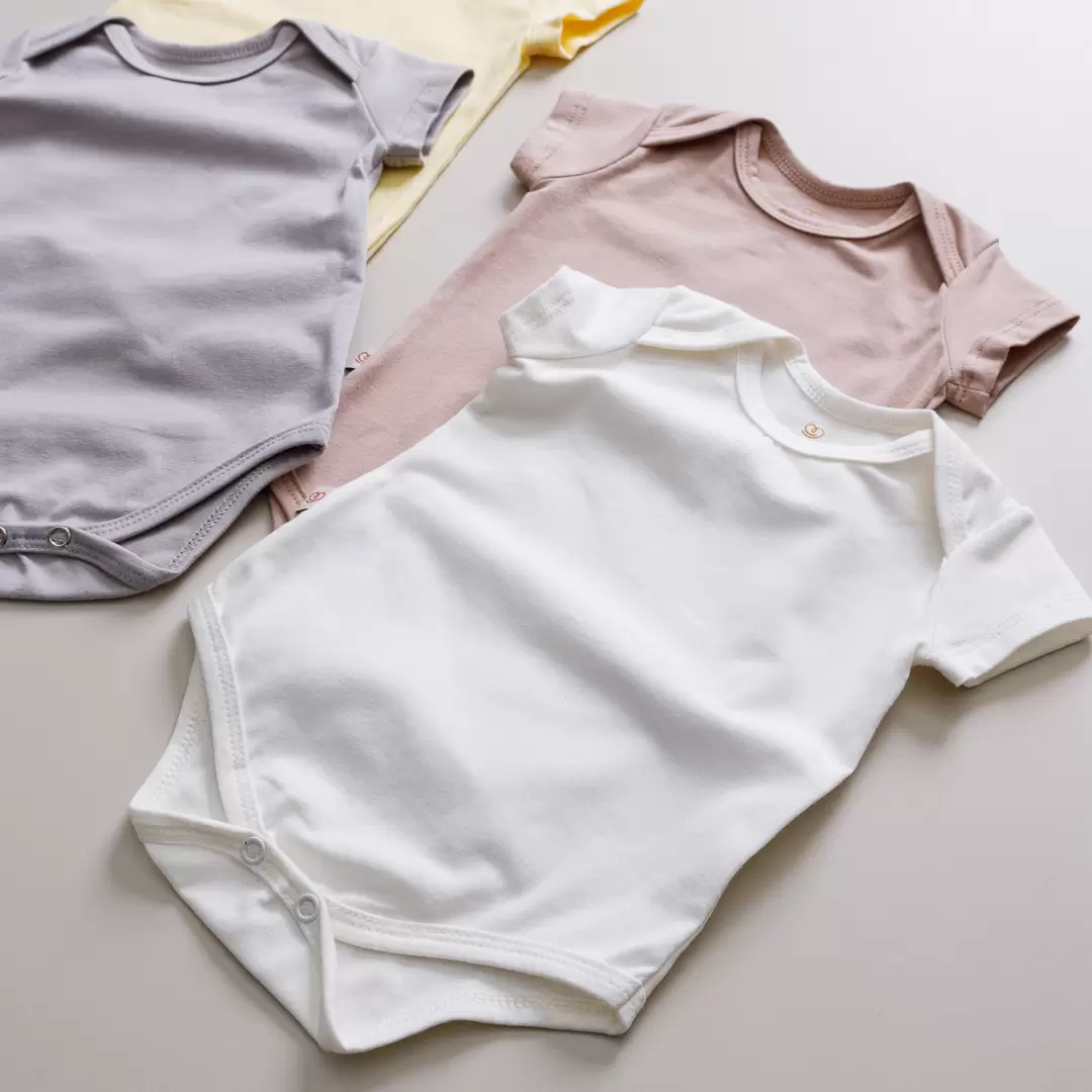 enxoval para bebe lista de enxoval maternidade dicas de maternidade mamae de primeira viagem recem nasciso puerperio amamentacao duvidas sobre maternidade gravidez parto cesaria parto natural dicas para o sono do bebe dicas de amamentacao primeiros passos do bebe macacão infantil, macacão bebe, malha 100% algodão, verão, baby, site confiável, primavera verão, peças infantis, moda infantil, roupa de criança, conjunto body manga curta infantil, unissex, le coeur, minimalista, Roupas de bebê, Roupas infantis, Moda bebê, Roupas para recém-nascido, loja de bebê online, Conjuntos de bebê, Roupa de bebê a preço acessível, Roupas de bebê em promoção, Roupas de bebê para o verão, Conjuntos de roupas de bebê, Roupas de bebê meia estação, Roupa que cresce junto com o bebê, calça para bebê, Macacão para bebê Camiseta bebê, Roupas de bebê Fáceis de trocar, Body bebê, Calça bebê, macacão com pezinho, Saída de maternidade, Roupa de bebê para sair da maternidade, Roupa para neném, Peças para neném maternidade sapatinho de bebe mantinha de bebe roupa de bebe menino roupa de bebe menina touca para bebe gorro para bebe pecas para aquecer o bebe inverno roupas de inverno para bebe