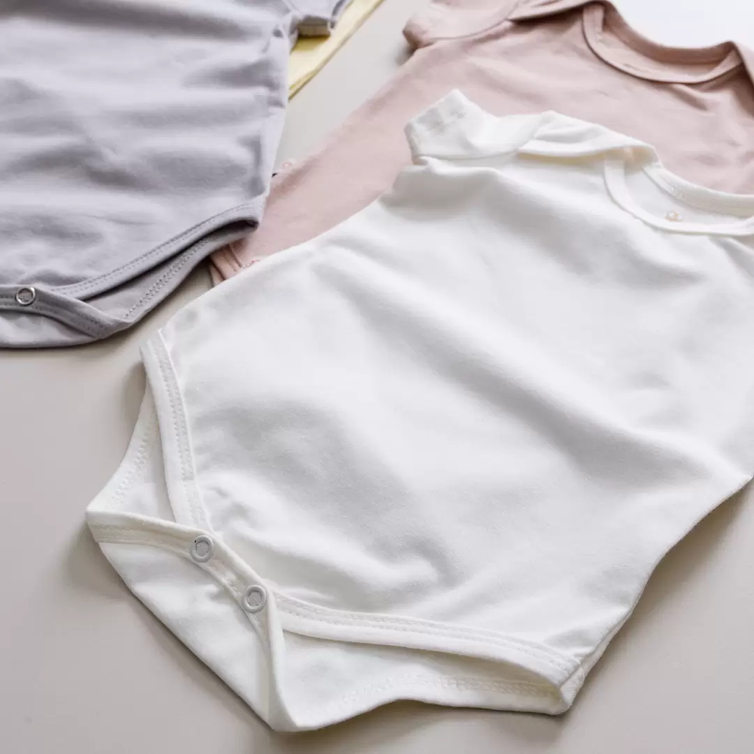 enxoval para bebe lista de enxoval maternidade dicas de maternidade mamae de primeira viagem recem nasciso puerperio amamentacao duvidas sobre maternidade gravidez parto cesaria parto natural dicas para o sono do bebe dicas de amamentacao primeiros passos do bebe macacão infantil, macacão bebe, malha 100% algodão, verão, baby, site confiável, primavera verão, peças infantis, moda infantil, roupa de criança, conjunto body manga curta infantil, unissex, le coeur, minimalista, Roupas de bebê, Roupas infantis, Moda bebê, Roupas para recém-nascido, loja de bebê online, Conjuntos de bebê, Roupa de bebê a preço acessível, Roupas de bebê em promoção, Roupas de bebê para o verão, Conjuntos de roupas de bebê, Roupas de bebê meia estação, Roupa que cresce junto com o bebê, calça para bebê, Macacão para bebê Camiseta bebê, Roupas de bebê Fáceis de trocar, Body bebê, Calça bebê, macacão com pezinho, Saída de maternidade, Roupa de bebê para sair da maternidade, Roupa para neném, Peças para neném maternidade sapatinho de bebe mantinha de bebe roupa de bebe menino roupa de bebe menina touca para bebe gorro para bebe pecas para aquecer o bebe inverno roupas de inverno para bebe