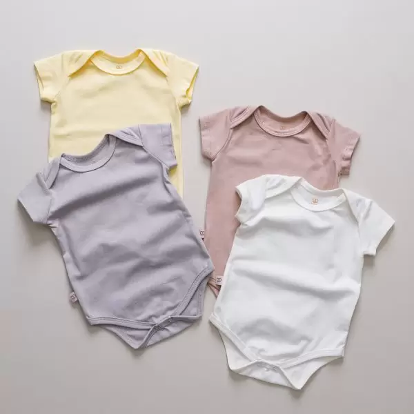 enxoval para bebe lista de enxoval maternidade dicas de maternidade mamae de primeira viagem recem nasciso puerperio amamentacao duvidas sobre maternidade gravidez parto cesaria parto natural dicas para o sono do bebe dicas de amamentacao primeiros passos do bebe macacão infantil, macacão bebe, malha 100% algodão, verão, baby, site confiável, primavera verão, peças infantis, moda infantil, roupa de criança, conjunto body manga curta infantil, unissex, le coeur, minimalista, Roupas de bebê, Roupas infantis, Moda bebê, Roupas para recém-nascido, loja de bebê online, Conjuntos de bebê, Roupa de bebê a preço acessível, Roupas de bebê em promoção, Roupas de bebê para o verão, Conjuntos de roupas de bebê, Roupas de bebê meia estação, Roupa que cresce junto com o bebê, calça para bebê, Macacão para bebê Camiseta bebê, Roupas de bebê Fáceis de trocar, Body bebê, Calça bebê, macacão com pezinho, Saída de maternidade, Roupa de bebê para sair da maternidade, Roupa para neném, Peças para neném maternidade sapatinho de bebe mantinha de bebe roupa de bebe menino roupa de bebe menina touca para bebe gorro para bebe pecas para aquecer o bebe inverno roupas de inverno para bebe