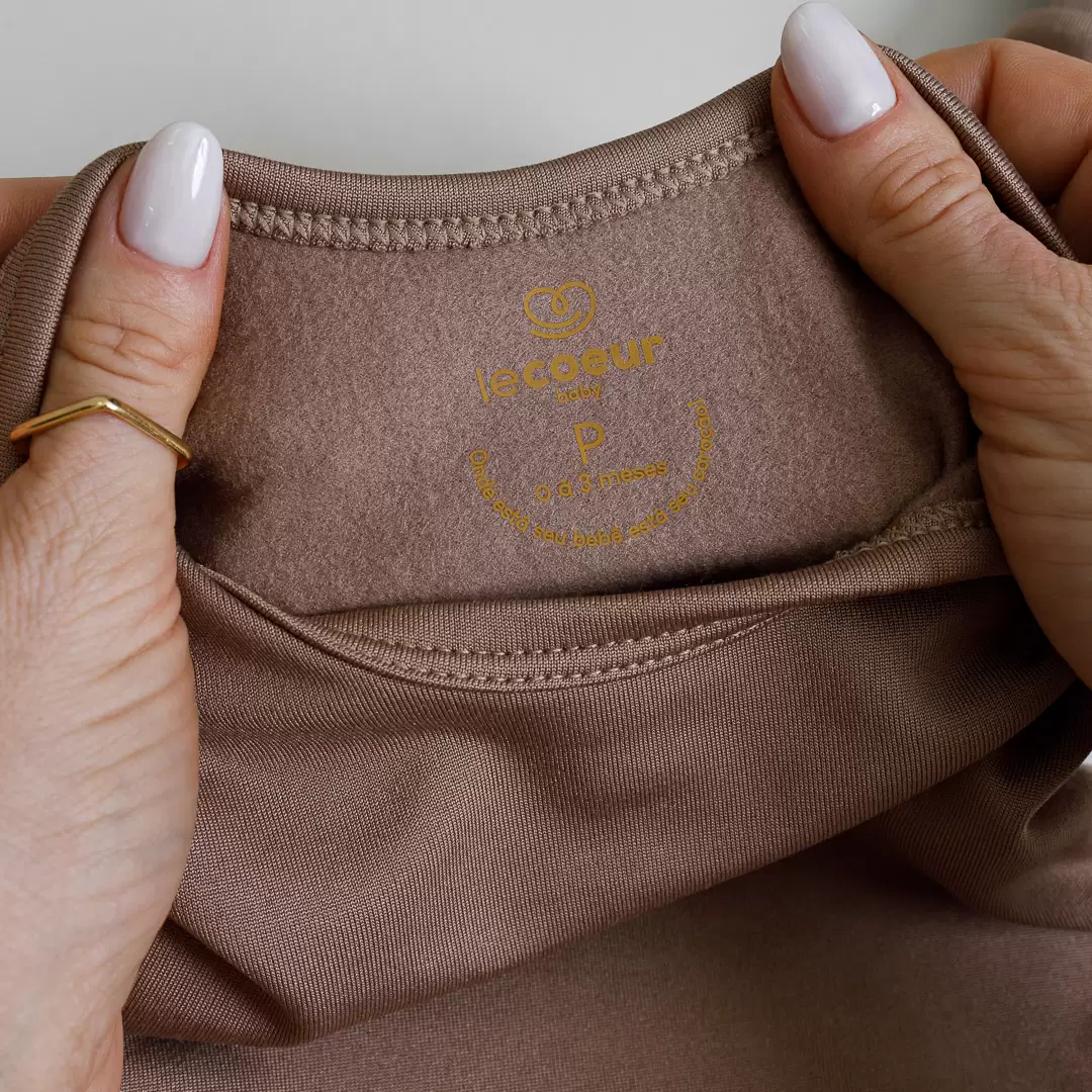 enxoval para bebê, lista de enxoval maternidade, dicas de maternidade, mamãe de primeira viagem, recém-nascido, puerpério, amamentação, dúvidas sobre maternidade, gravidez, parto, cesárea, parto natural, dicas para o sono do bebê, primeiros passos do bebê, macacão infantil, macacão bebê, malha 100% algodão, verão, primavera verão, baby, site confiável, peças infantis, moda infantil, roupa de criança, conjunto body manga curta infantil, unissex, Le Coeur, minimalista, roupas de bebê, roupas infantis, moda bebê, roupas para recém-nascido, loja de bebê online, conjuntos de bebê, roupa de bebê a preço acessível, roupas de bebê em promoção, roupas de bebê para o verão, conjuntos de roupas de bebê, roupas de bebê meia estação, roupa que cresce junto com o bebê, calça para bebê, macacão para bebê, camiseta bebê, roupas de bebê fáceis de trocar, body bebê, calça bebê, macacão com pezinho, saída de maternidade, roupa de bebê para sair da maternidade, roupa para neném, peças para neném maternidade, sapatinho de bebê, mantinha de bebê, roupa de bebê menino, roupa de bebê menina, touca para bebê, gorro para bebê, peças para aquecer o bebê, inverno, roupas de inverno para bebê, kit maternidade, enxoval bebê completo, kit body e calça bebê, kit saída de maternidade, kit roupas de recém-nascido, calça bebê suedine algodão, roupa de bebê confortável, enxoval bebê, roupas infantis, roupas para bebês preço, calça bebê, roupas personalizadas, roupas de maternidade, roupas de bebê confortáveis, calça de bebê unissex, ideias para mesversário, dicas de amamentação, quarto de bebê, decoração para quarto de bebê, malha leve e respirável, feito em algodão, confortável, maciez, moderna e estilosa, peças meia estação, enxoval completo para bebê, o que levar na mala da maternidade, lista enxoval maternidade atualizada, enxoval prático para recém-nascido, itens essenciais do enxoval, enxoval para mamãe e bebê, bolsa maternidade organizada, maternidade real, maternidade leve, maternidade na prática, dicas para mamães de primeira viagem, cuidados com o bebê recém-nascido, o que comprar antes do nascimento, roupinhas para maternidade, enxoval minimalista, enxoval sustentável para bebê, roupas fresquinhas para bebê, moda bebê verão, roupa leve para dias quentes, conjuntinho de verão bebê, roupas de bebê respiráveis, tecidos leves para o calor, roupas de bebê para meia-estação, looks de verão para bebê, conforto térmico para o bebê, roupa de bebê para clima quente, kit verão bebê, looks básicos de verão, roupas de bebê para passear, roupas de bebê para o dia a dia, roupas de bebê 100% algodão, algodão macio para bebê, roupas de bebê hipoalergênicas, tecidos naturais para bebê, roupas sem poliéster, malha respirável para bebê, roupas seguras para a pele do bebê, conforto e maciez para o bebê, roupas que não irritam a pele, roupas duráveis e confortáveis, roupas que acompanham o crescimento, qualidade premium infantil, roupas com toque suave, body de algodão para bebê, body manga curta bebê verão, calça bebê algodão, macacão leve para recém-nascido, conjunto bebê minimalista, roupas básicas para bebê, roupas neutras unissex, roupinhas para bebê menino e menina, kit body e calça bebê, kit roupas para recém-nascido, saída maternidade algodão, roupas práticas para trocar, roupas para o enxoval do bebê, roupas para dormir o bebê, pijaminha bebê, roupa para o bebê dormir confortável, amor em cada detalhe, feito com carinho para o bebê, cada fase com conforto, roupas para momentos especiais, estilo minimalista infantil, conforto que abraça, roupas que acompanham o crescimento, moda infantil afetiva, roupas pensadas para o dia a dia da mamãe.