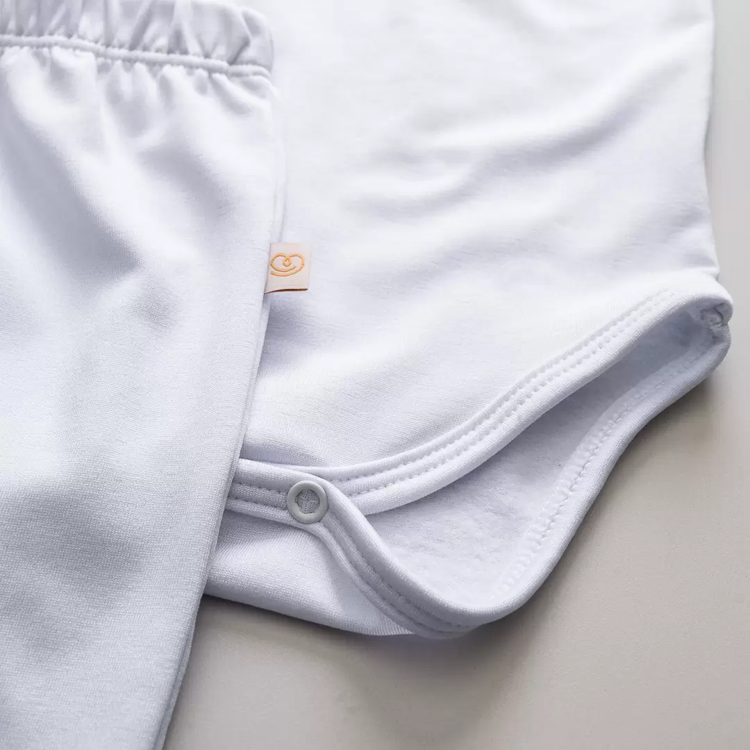 enxoval para bebê, lista de enxoval maternidade, dicas de maternidade, mamãe de primeira viagem, recém-nascido, puerpério, amamentação, dúvidas sobre maternidade, gravidez, parto, cesárea, parto natural, dicas para o sono do bebê, primeiros passos do bebê, macacão infantil, macacão bebê, malha 100% algodão, verão, primavera verão, baby, site confiável, peças infantis, moda infantil, roupa de criança, conjunto body manga curta infantil, unissex, Le Coeur, minimalista, roupas de bebê, roupas infantis, moda bebê, roupas para recém-nascido, loja de bebê online, conjuntos de bebê, roupa de bebê a preço acessível, roupas de bebê em promoção, roupas de bebê para o verão, conjuntos de roupas de bebê, roupas de bebê meia estação, roupa que cresce junto com o bebê, calça para bebê, macacão para bebê, camiseta bebê, roupas de bebê fáceis de trocar, body bebê, calça bebê, macacão com pezinho, saída de maternidade, roupa de bebê para sair da maternidade, roupa para neném, peças para neném maternidade, sapatinho de bebê, mantinha de bebê, roupa de bebê menino, roupa de bebê menina, touca para bebê, gorro para bebê, peças para aquecer o bebê, inverno, roupas de inverno para bebê, kit maternidade, enxoval bebê completo, kit body e calça bebê, kit saída de maternidade, kit roupas de recém-nascido, calça bebê suedine algodão, roupa de bebê confortável, enxoval bebê, roupas infantis, roupas para bebês preço, calça bebê, roupas personalizadas, roupas de maternidade, roupas de bebê confortáveis, calça de bebê unissex, ideias para mesversário, dicas de amamentação, quarto de bebê, decoração para quarto de bebê, malha leve e respirável, feito em algodão, confortável, maciez, moderna e estilosa, peças meia estação, enxoval completo para bebê, o que levar na mala da maternidade, lista enxoval maternidade atualizada, enxoval prático para recém-nascido, itens essenciais do enxoval, enxoval para mamãe e bebê, bolsa maternidade organizada, maternidade real, maternidade leve, maternidade na prática, dicas para mamães de primeira viagem, cuidados com o bebê recém-nascido, o que comprar antes do nascimento, roupinhas para maternidade, enxoval minimalista, enxoval sustentável para bebê, roupas fresquinhas para bebê, moda bebê verão, roupa leve para dias quentes, conjuntinho de verão bebê, roupas de bebê respiráveis, tecidos leves para o calor, roupas de bebê para meia-estação, looks de verão para bebê, conforto térmico para o bebê, roupa de bebê para clima quente, kit verão bebê, looks básicos de verão, roupas de bebê para passear, roupas de bebê para o dia a dia, roupas de bebê 100% algodão, algodão macio para bebê, roupas de bebê hipoalergênicas, tecidos naturais para bebê, roupas sem poliéster, malha respirável para bebê, roupas seguras para a pele do bebê, conforto e maciez para o bebê, roupas que não irritam a pele, roupas duráveis e confortáveis, roupas que acompanham o crescimento, qualidade premium infantil, roupas com toque suave, body de algodão para bebê, body manga curta bebê verão, calça bebê algodão, macacão leve para recém-nascido, conjunto bebê minimalista, roupas básicas para bebê, roupas neutras unissex, roupinhas para bebê menino e menina, kit body e calça bebê, kit roupas para recém-nascido, saída maternidade algodão, roupas práticas para trocar, roupas para o enxoval do bebê, roupas para dormir o bebê, pijaminha bebê, roupa para o bebê dormir confortável, amor em cada detalhe, feito com carinho para o bebê, cada fase com conforto, roupas para momentos especiais, estilo minimalista infantil, conforto que abraça, roupas que acompanham o crescimento, moda infantil afetiva, roupas pensadas para o dia a dia da mamãe.