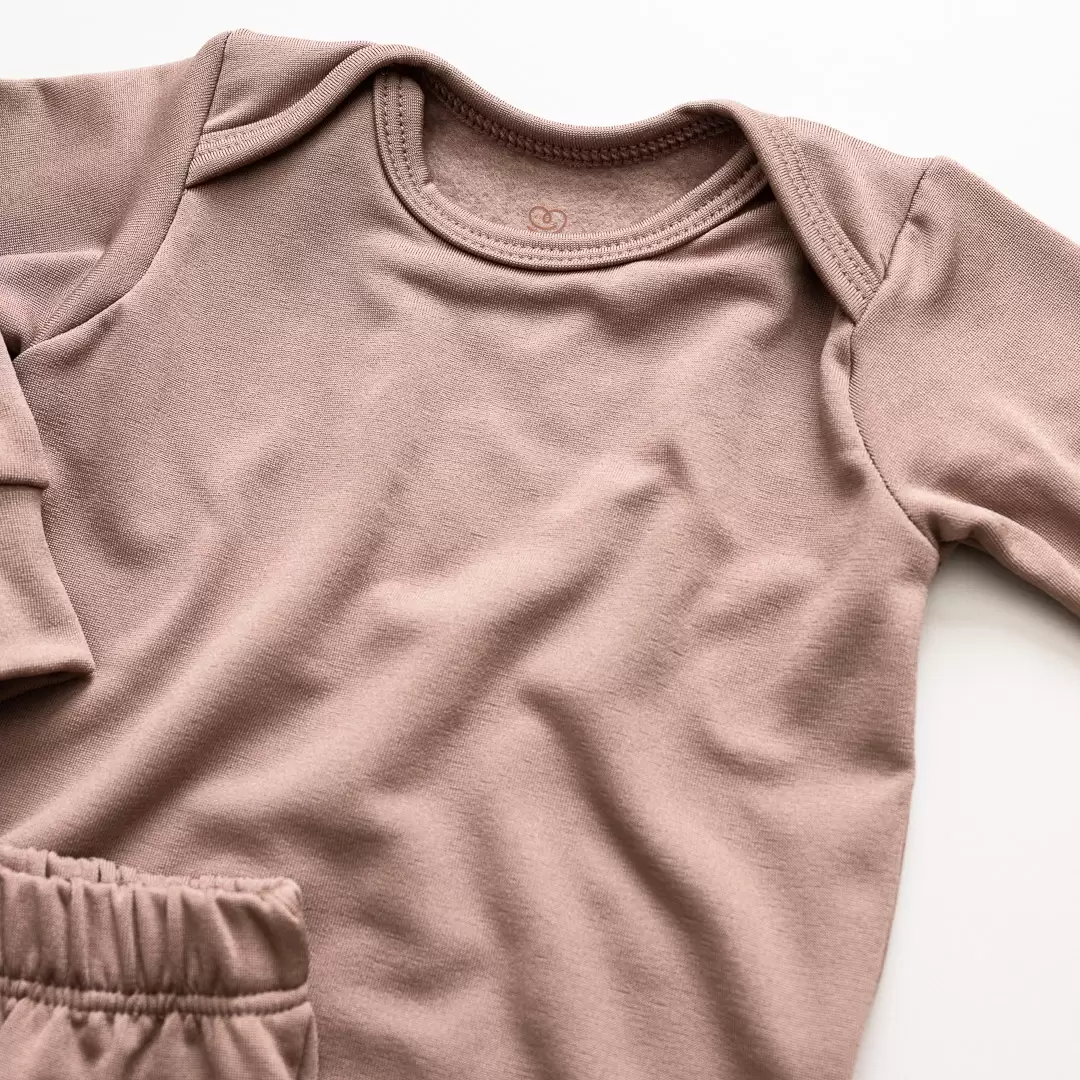 enxoval para bebê, lista de enxoval maternidade, dicas de maternidade, mamãe de primeira viagem, recém-nascido, puerpério, amamentação, dúvidas sobre maternidade, gravidez, parto, cesárea, parto natural, dicas para o sono do bebê, primeiros passos do bebê, macacão infantil, macacão bebê, malha 100% algodão, verão, primavera verão, baby, site confiável, peças infantis, moda infantil, roupa de criança, conjunto body manga curta infantil, unissex, Le Coeur, minimalista, roupas de bebê, roupas infantis, moda bebê, roupas para recém-nascido, loja de bebê online, conjuntos de bebê, roupa de bebê a preço acessível, roupas de bebê em promoção, roupas de bebê para o verão, conjuntos de roupas de bebê, roupas de bebê meia estação, roupa que cresce junto com o bebê, calça para bebê, macacão para bebê, camiseta bebê, roupas de bebê fáceis de trocar, body bebê, calça bebê, macacão com pezinho, saída de maternidade, roupa de bebê para sair da maternidade, roupa para neném, peças para neném maternidade, sapatinho de bebê, mantinha de bebê, roupa de bebê menino, roupa de bebê menina, touca para bebê, gorro para bebê, peças para aquecer o bebê, inverno, roupas de inverno para bebê, kit maternidade, enxoval bebê completo, kit body e calça bebê, kit saída de maternidade, kit roupas de recém-nascido, calça bebê suedine algodão, roupa de bebê confortável, enxoval bebê, roupas infantis, roupas para bebês preço, calça bebê, roupas personalizadas, roupas de maternidade, roupas de bebê confortáveis, calça de bebê unissex, ideias para mesversário, dicas de amamentação, quarto de bebê, decoração para quarto de bebê, malha leve e respirável, feito em algodão, confortável, maciez, moderna e estilosa, peças meia estação, enxoval completo para bebê, o que levar na mala da maternidade, lista enxoval maternidade atualizada, enxoval prático para recém-nascido, itens essenciais do enxoval, enxoval para mamãe e bebê, bolsa maternidade organizada, maternidade real, maternidade leve, maternidade na prática, dicas para mamães de primeira viagem, cuidados com o bebê recém-nascido, o que comprar antes do nascimento, roupinhas para maternidade, enxoval minimalista, enxoval sustentável para bebê, roupas fresquinhas para bebê, moda bebê verão, roupa leve para dias quentes, conjuntinho de verão bebê, roupas de bebê respiráveis, tecidos leves para o calor, roupas de bebê para meia-estação, looks de verão para bebê, conforto térmico para o bebê, roupa de bebê para clima quente, kit verão bebê, looks básicos de verão, roupas de bebê para passear, roupas de bebê para o dia a dia, roupas de bebê 100% algodão, algodão macio para bebê, roupas de bebê hipoalergênicas, tecidos naturais para bebê, roupas sem poliéster, malha respirável para bebê, roupas seguras para a pele do bebê, conforto e maciez para o bebê, roupas que não irritam a pele, roupas duráveis e confortáveis, roupas que acompanham o crescimento, qualidade premium infantil, roupas com toque suave, body de algodão para bebê, body manga curta bebê verão, calça bebê algodão, macacão leve para recém-nascido, conjunto bebê minimalista, roupas básicas para bebê, roupas neutras unissex, roupinhas para bebê menino e menina, kit body e calça bebê, kit roupas para recém-nascido, saída maternidade algodão, roupas práticas para trocar, roupas para o enxoval do bebê, roupas para dormir o bebê, pijaminha bebê, roupa para o bebê dormir confortável, amor em cada detalhe, feito com carinho para o bebê, cada fase com conforto, roupas para momentos especiais, estilo minimalista infantil, conforto que abraça, roupas que acompanham o crescimento, moda infantil afetiva, roupas pensadas para o dia a dia da mamãe.